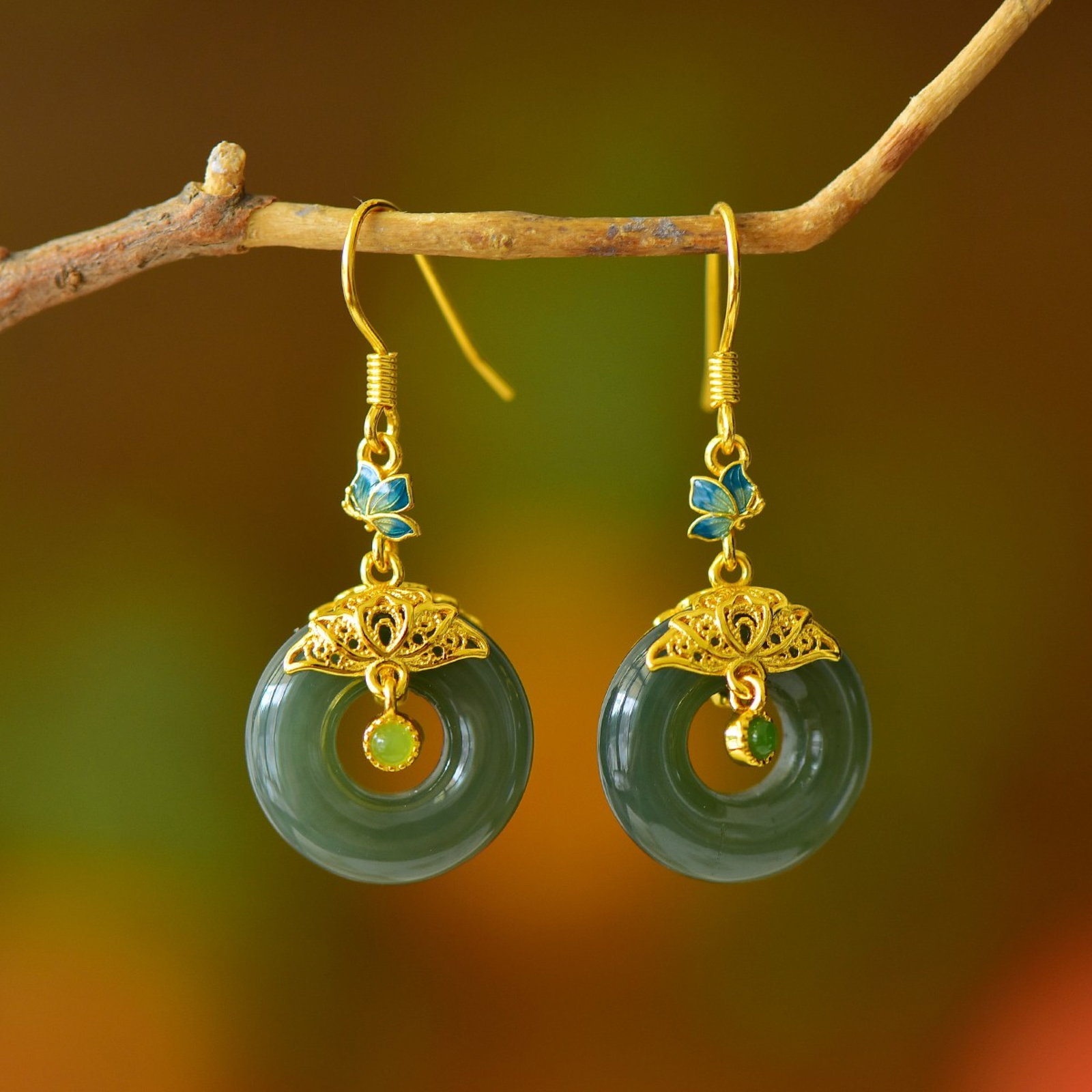A Pair of Exquisite Sterling Silver-Gold Plated Inlaid Sapphire Earrings: Estimated Value:300-600 A Pair of Exquisite Sterling Silver-Gold Plated Inlaid Sapphire Earrings,Size:16mmx16mm 一对纯银镀金镶青玉耳环