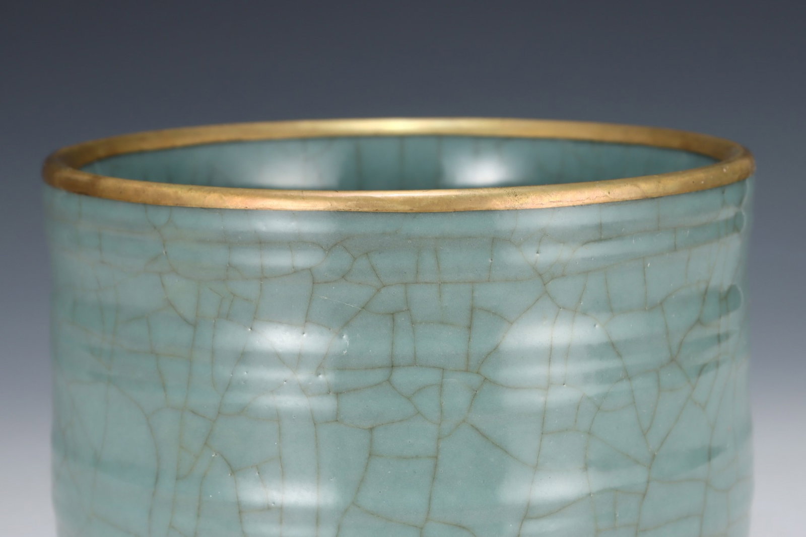 An Exquisite Guan yao Cover with Gold Tripod Jar,with an Imperial Poem by Emperor Qianlong - 4