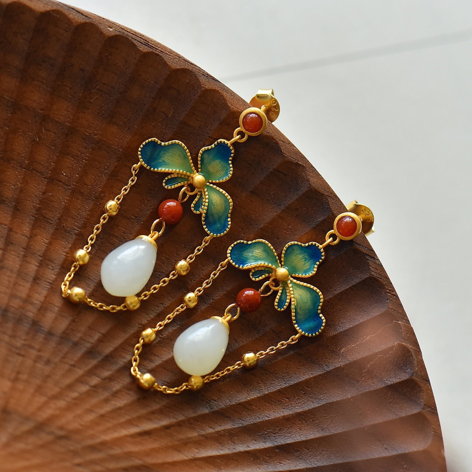 A Pair of Exquisite Sterling Silver-Gold Plated Inlaid White Jade Earrings - 3