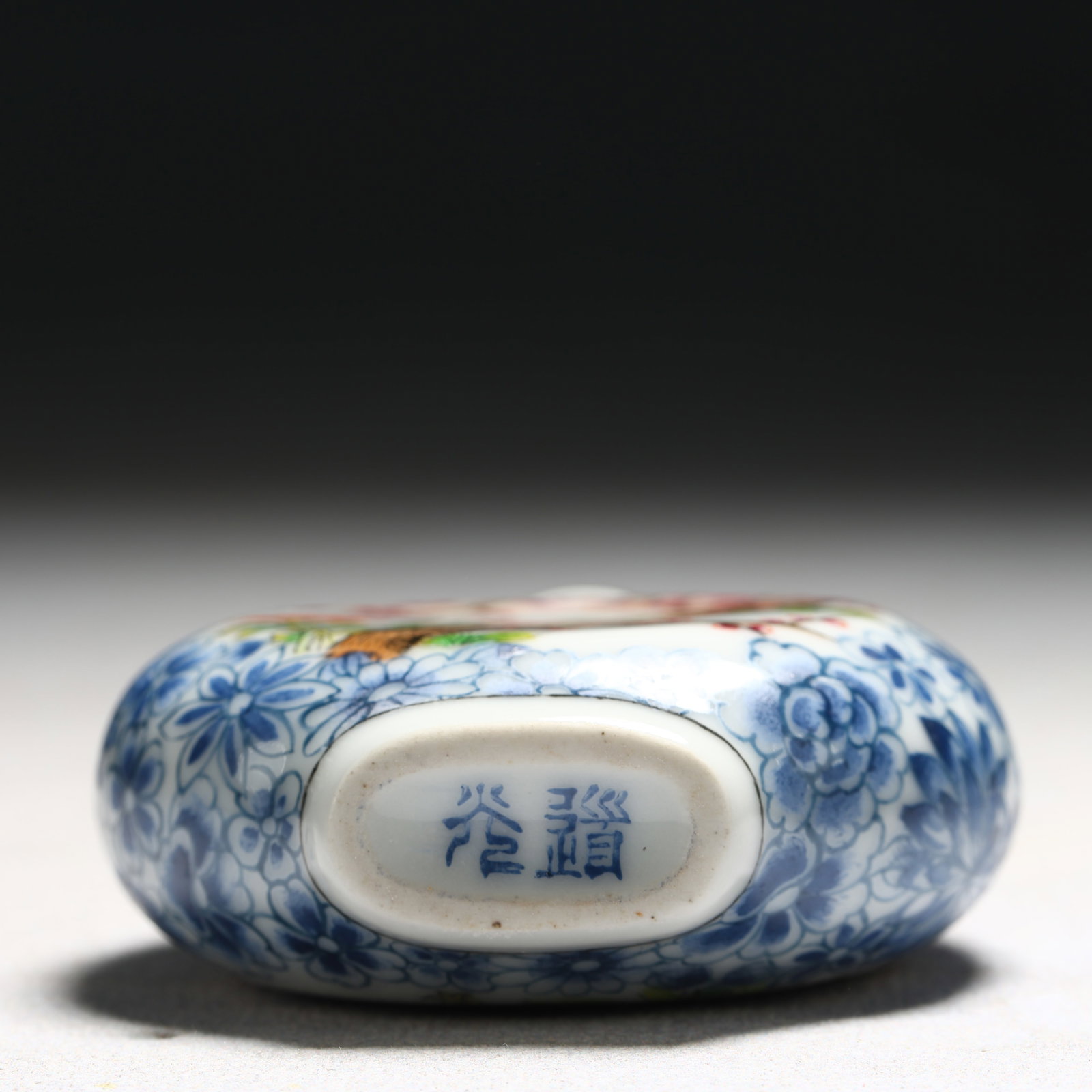 An Exquisite Enamel Flower and Butterfly Pattern Porcelain Snuff Bottle - 5