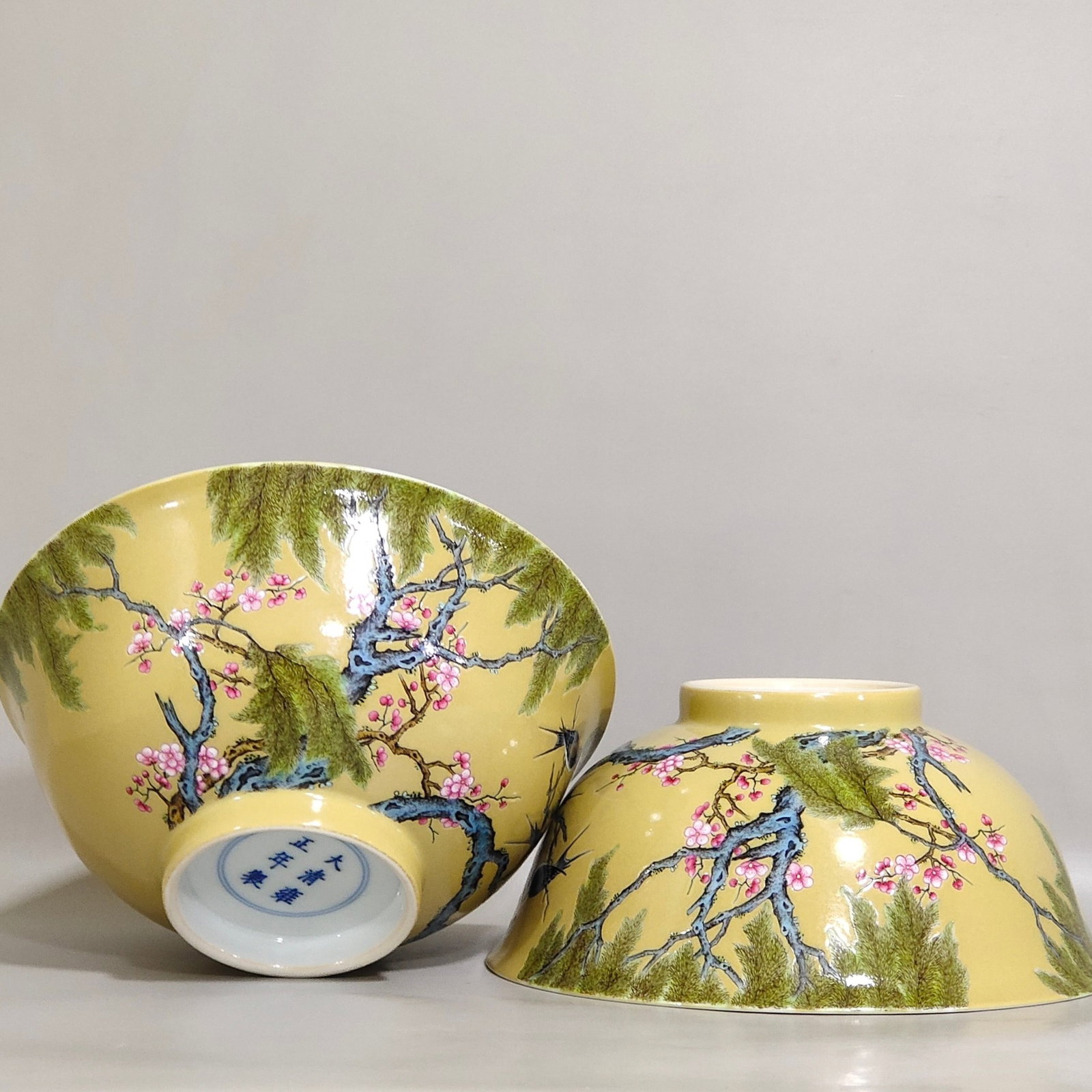 A Pair of Exquisite Famille-Rose Yellow Ground Flower and Bird Pattern Bowls,With Poem - 5