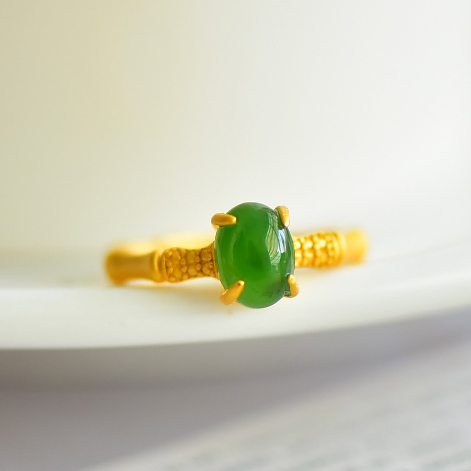 An Exquisite Sterling Silver-Gold Plated Inlaid Jasper Ring - 4