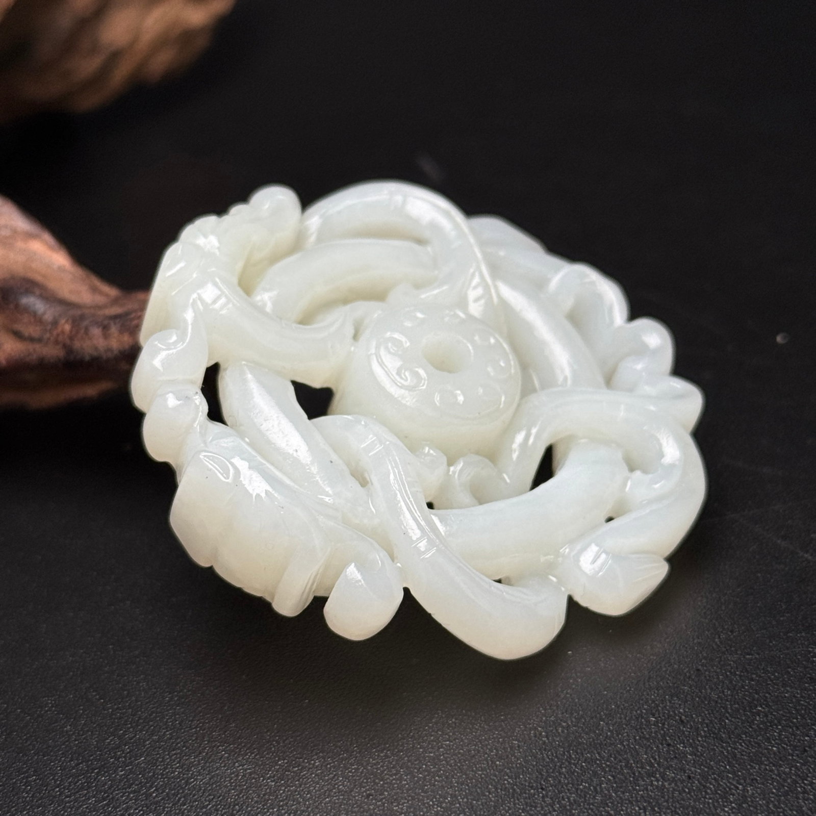 An Exquisite White Jade Dragon Pendant - 5