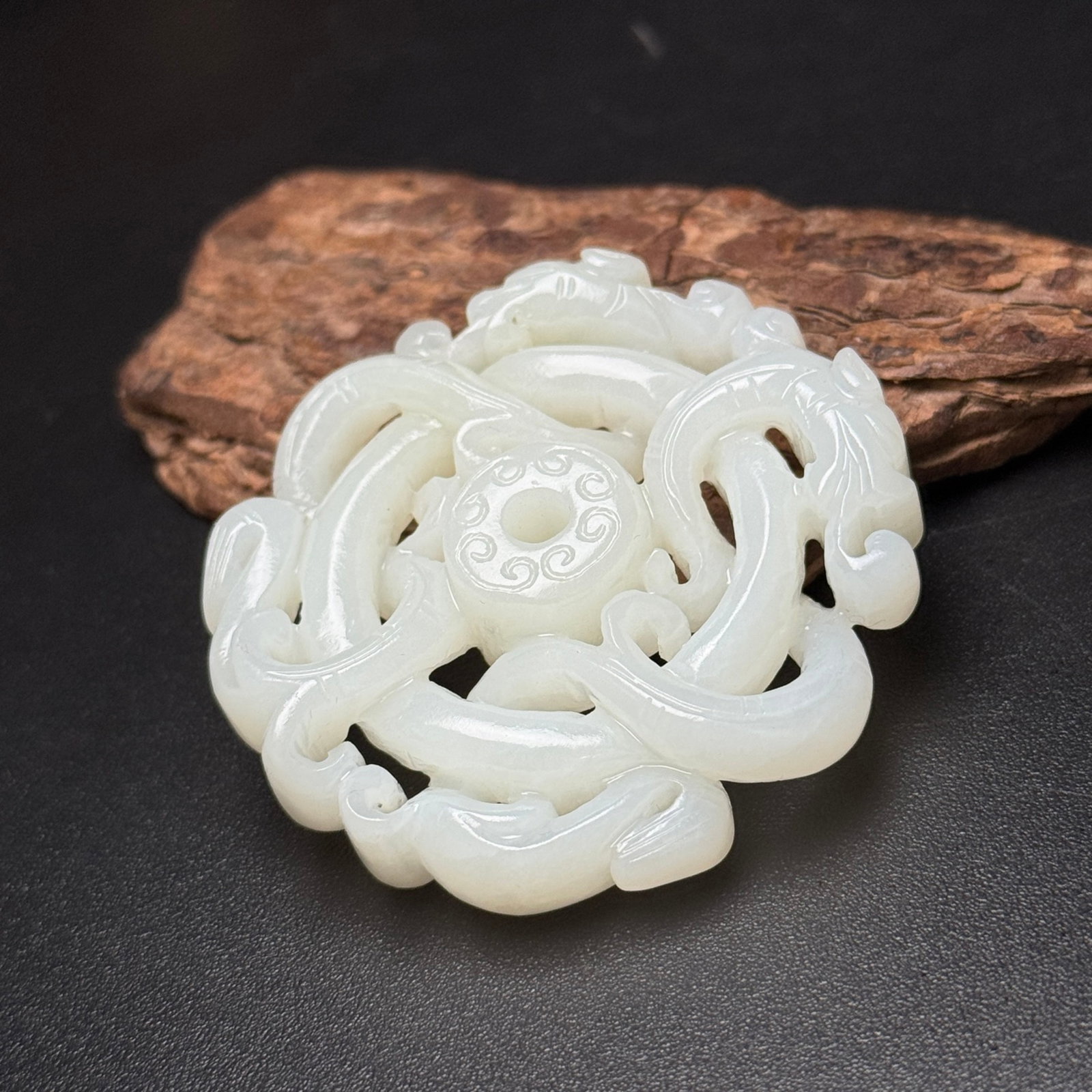 An Exquisite White Jade Dragon Pendant - 7