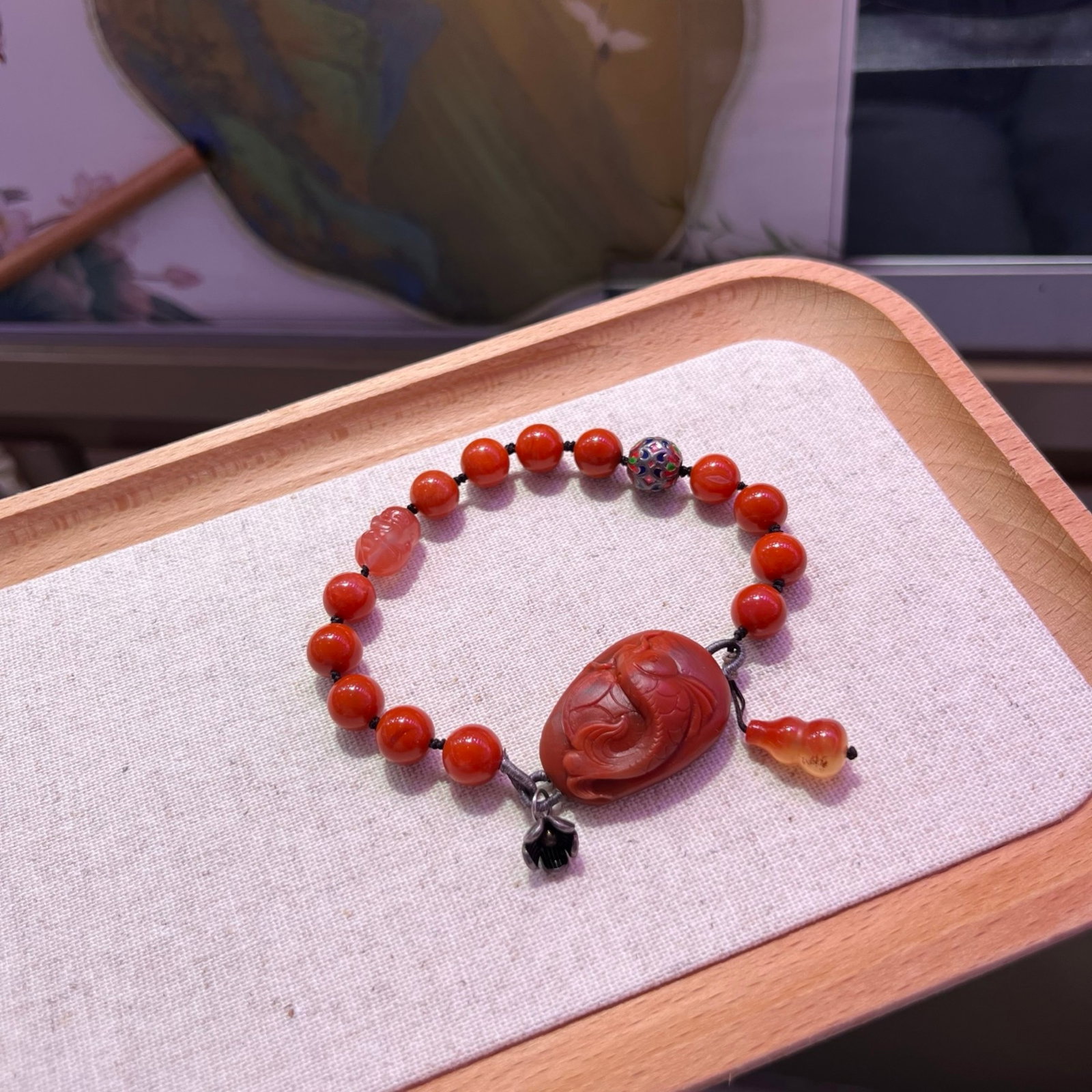 An Exquisite Agate Bracelets: Estimated Value:600-1200 An Exquisite Agate Bracelets,Size:30mmx20mmx12.6,(Necklace)8.5mm,Total Weight:27.1g 玛瑙手串
