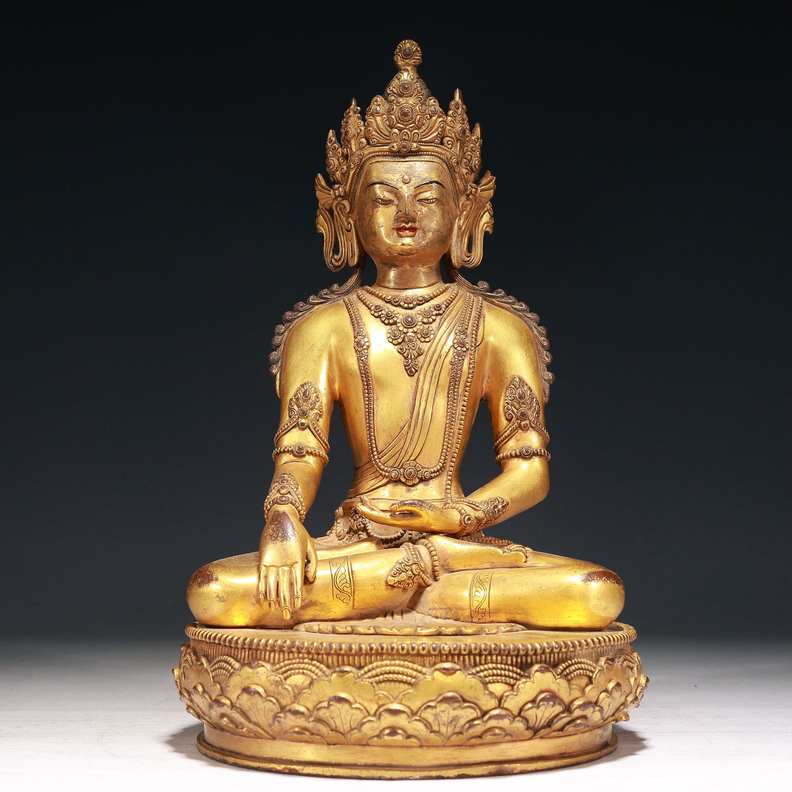 A Solemn Gilt Bronze Statue of Avalokitesvara - 2