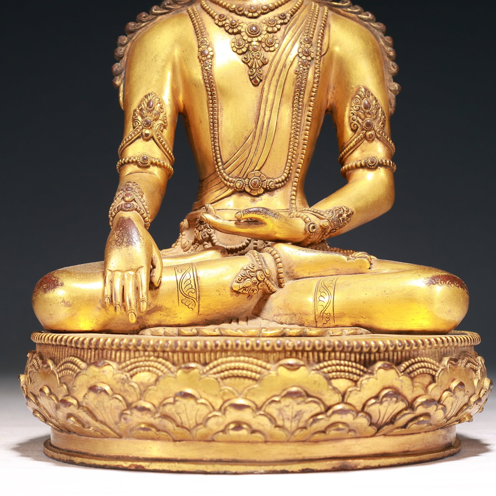 A Solemn Gilt Bronze Statue of Avalokitesvara - 4