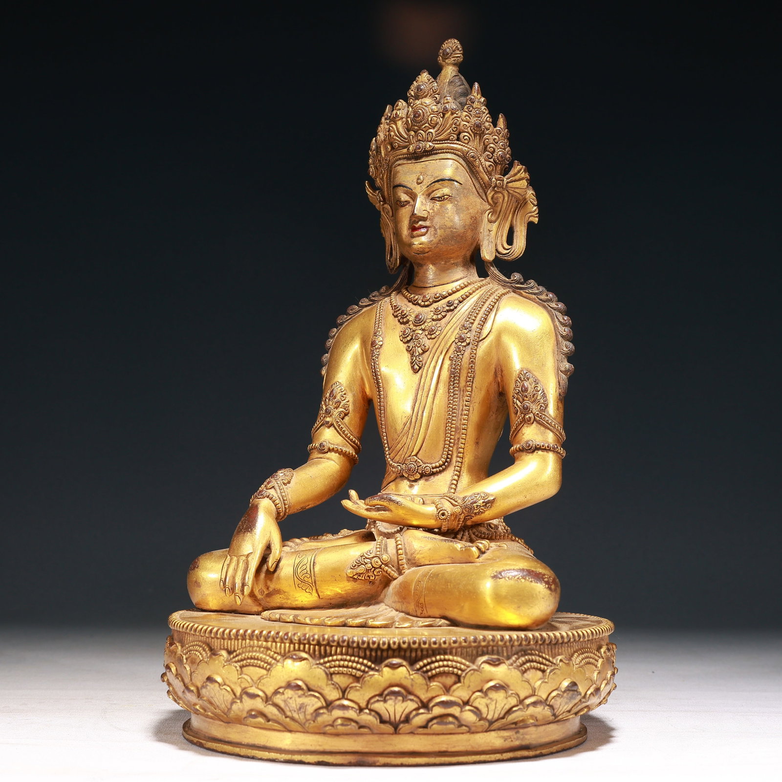 A Solemn Gilt Bronze Statue of Avalokitesvara - 5