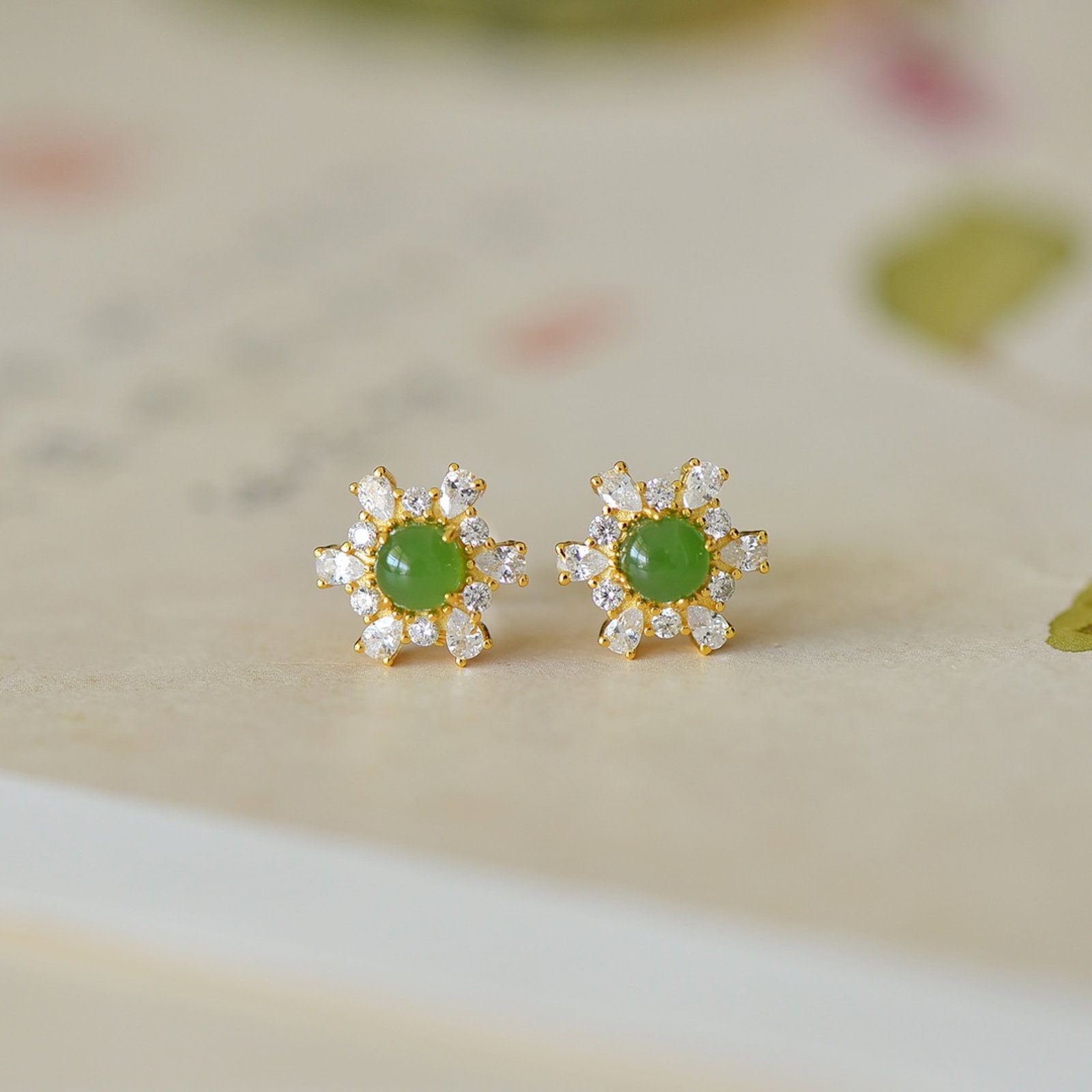 A Pair of Exquisite Sterling Silver-Gold Plated Inlaid Jasper Earrings: Estimated Value:200-400 A Pair of Exquisite Sterling Silver-Gold Plated Inlaid Jasper Earrings,Size:5mmx5mm 一对纯银镀金镶碧玉耳钉