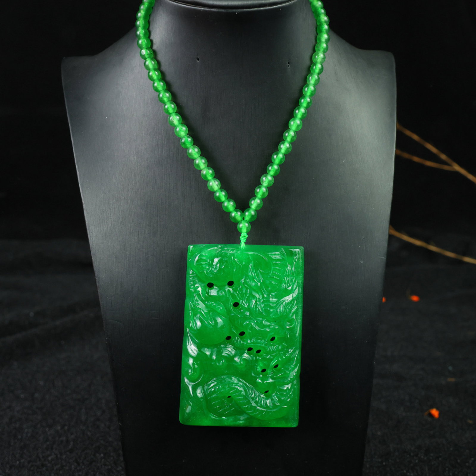 An Exquisite Jadeite Dragon Pattern Pendant: Estimated Value:2000-4000 An Exquisite Jadeite Dragon Pattern Pendant，Size:87mmx56mmx16mm 翡翠龙纹挂件