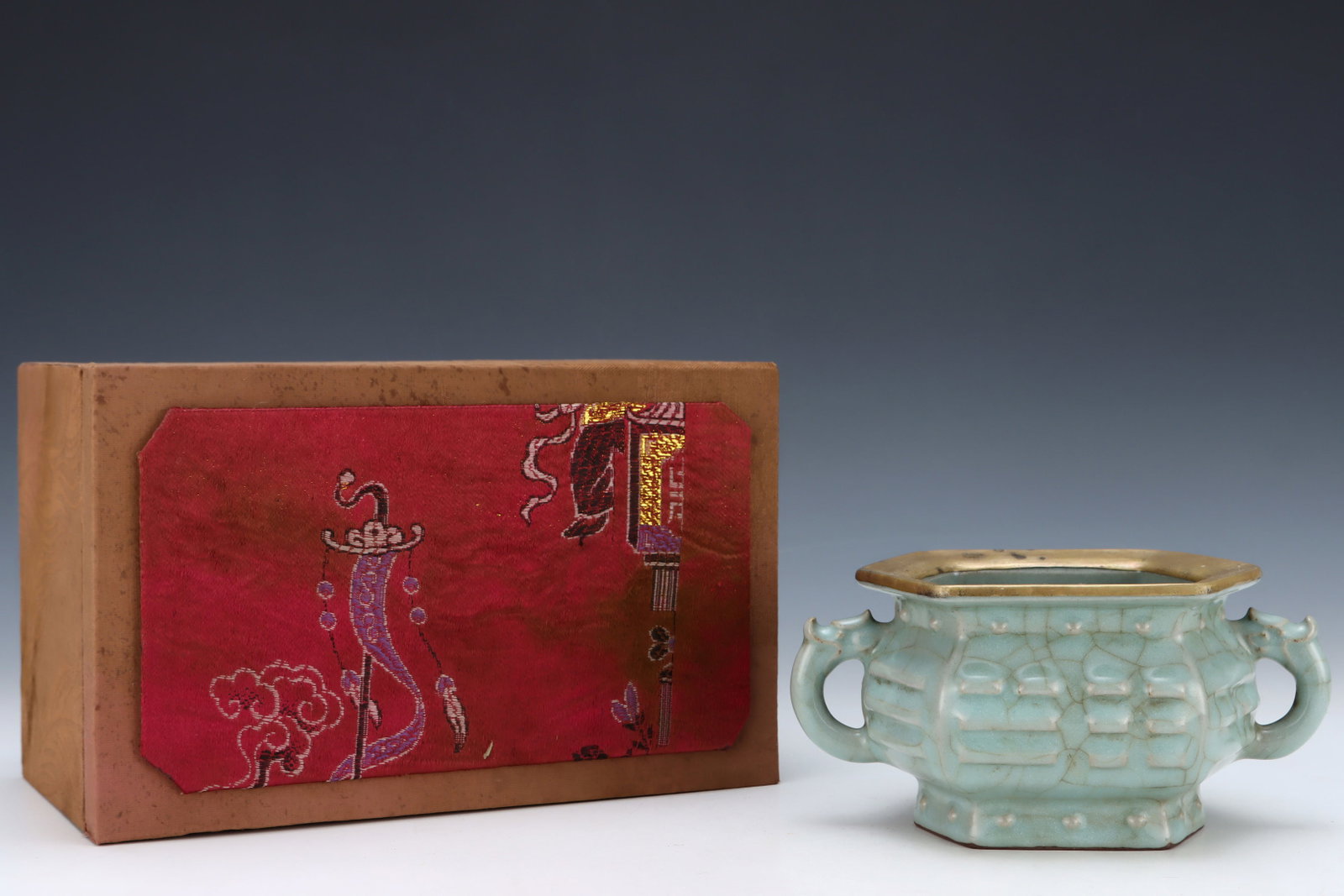 An Exquisite Guan yao Cover with Gold Double-Ears Censer,with an Imperial Poem by Emperor Qianlong: Estimated Value:1200-2400 An Exquisite Guan yao Cover with Gold Double-Ears Censer,with an Imperial Poem by Emperor Qianlong,Song Dynasty,China,Size:3.7inx7.3in