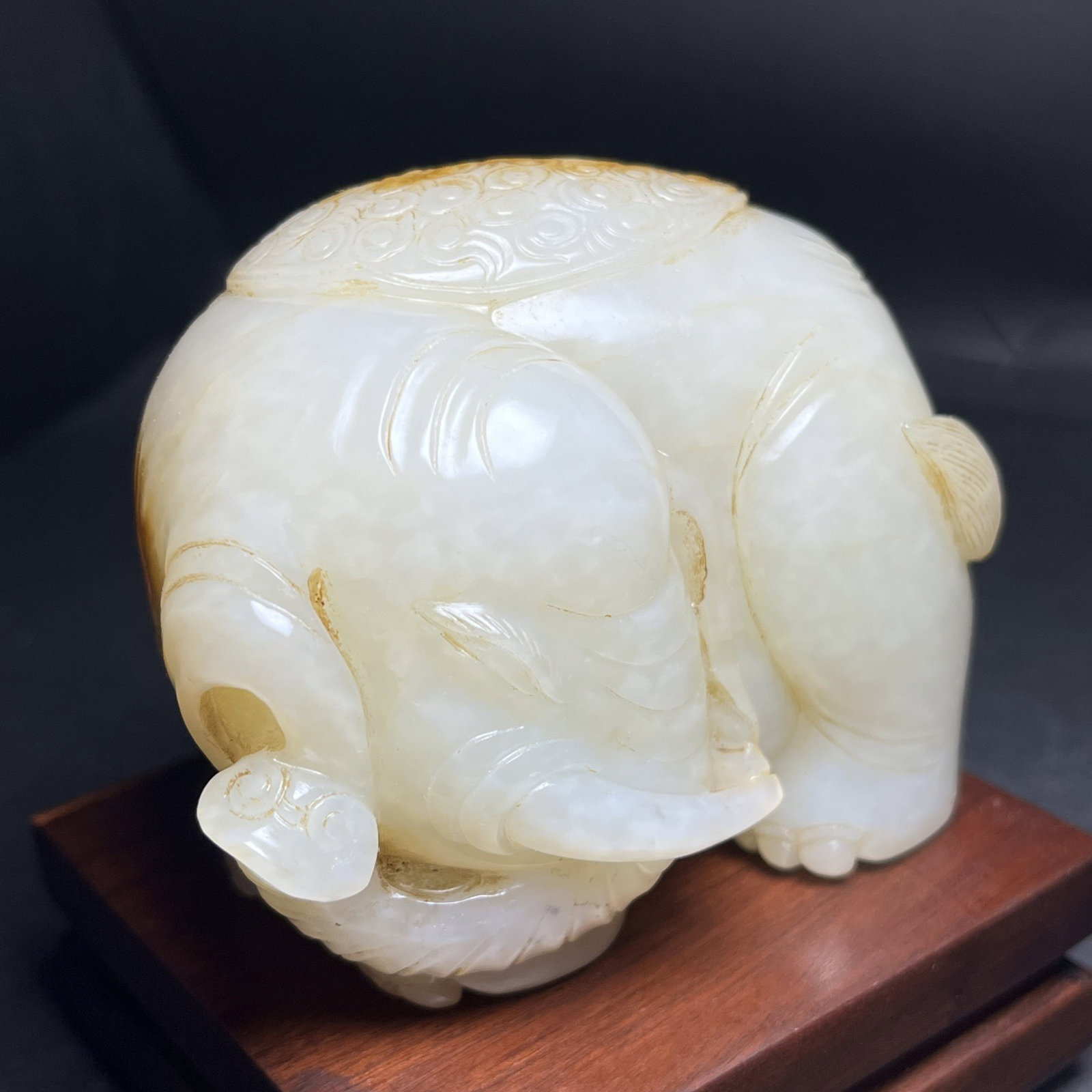 An Exquisite White Jade Elephant Hand Piece - 2