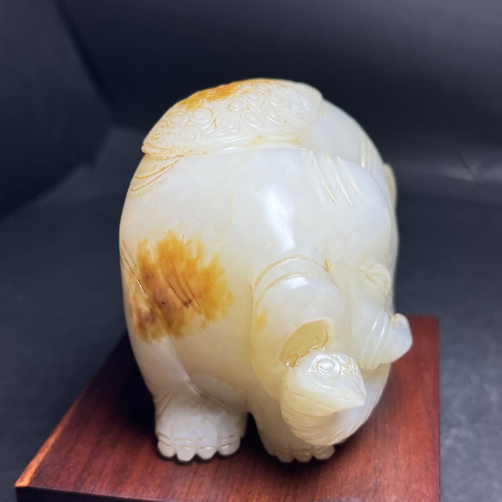 An Exquisite White Jade Elephant Hand Piece - 3