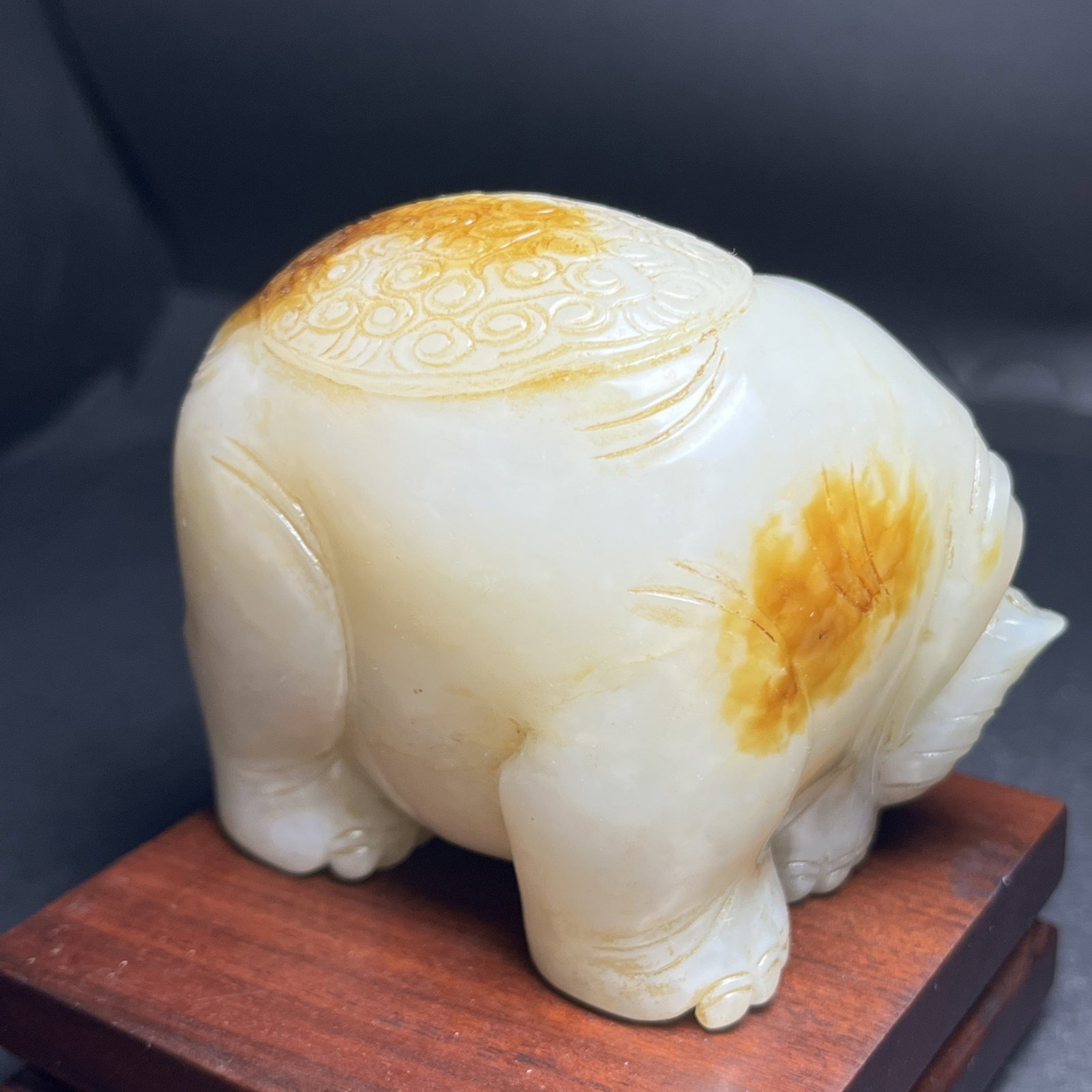 An Exquisite White Jade Elephant Hand Piece - 4