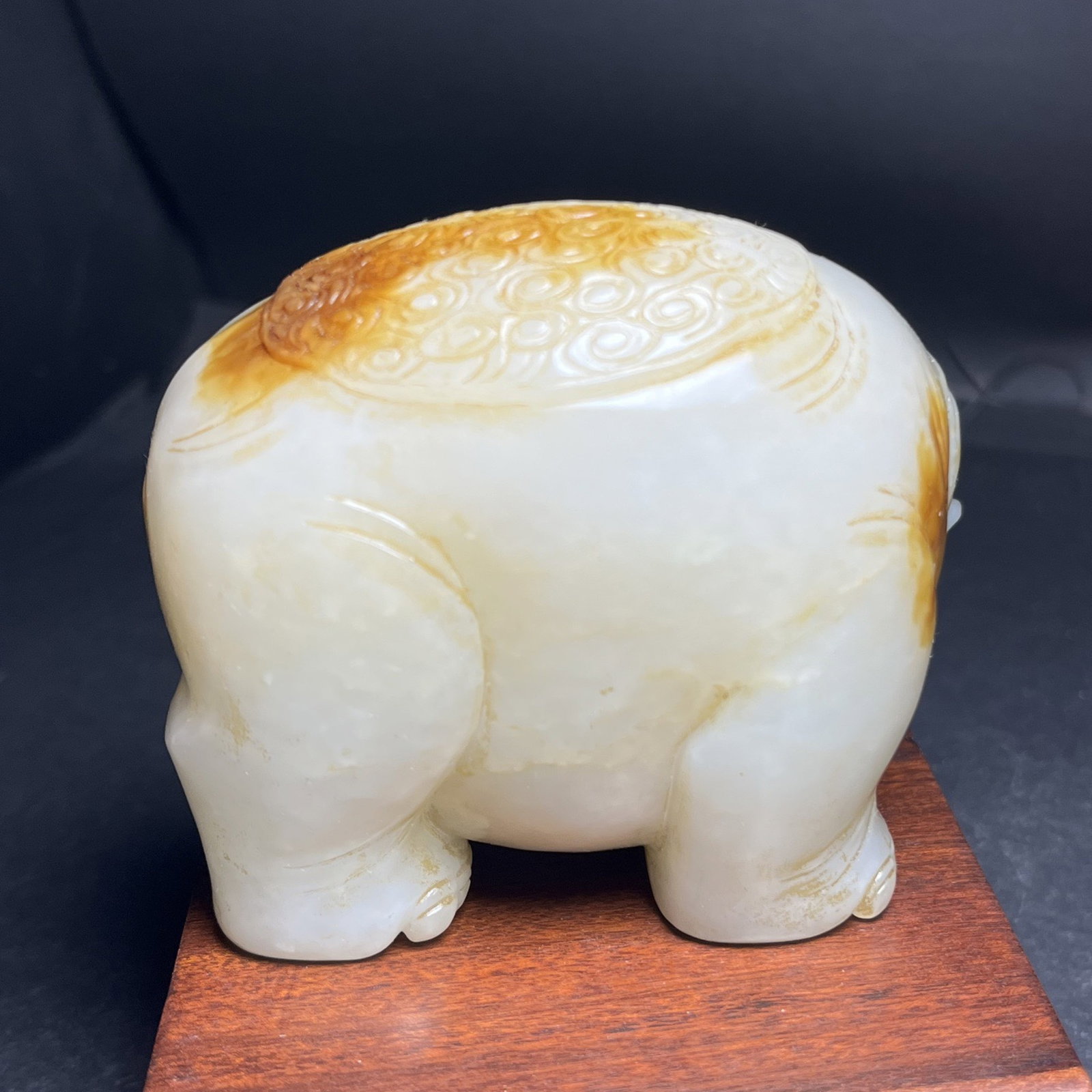 An Exquisite White Jade Elephant Hand Piece - 5