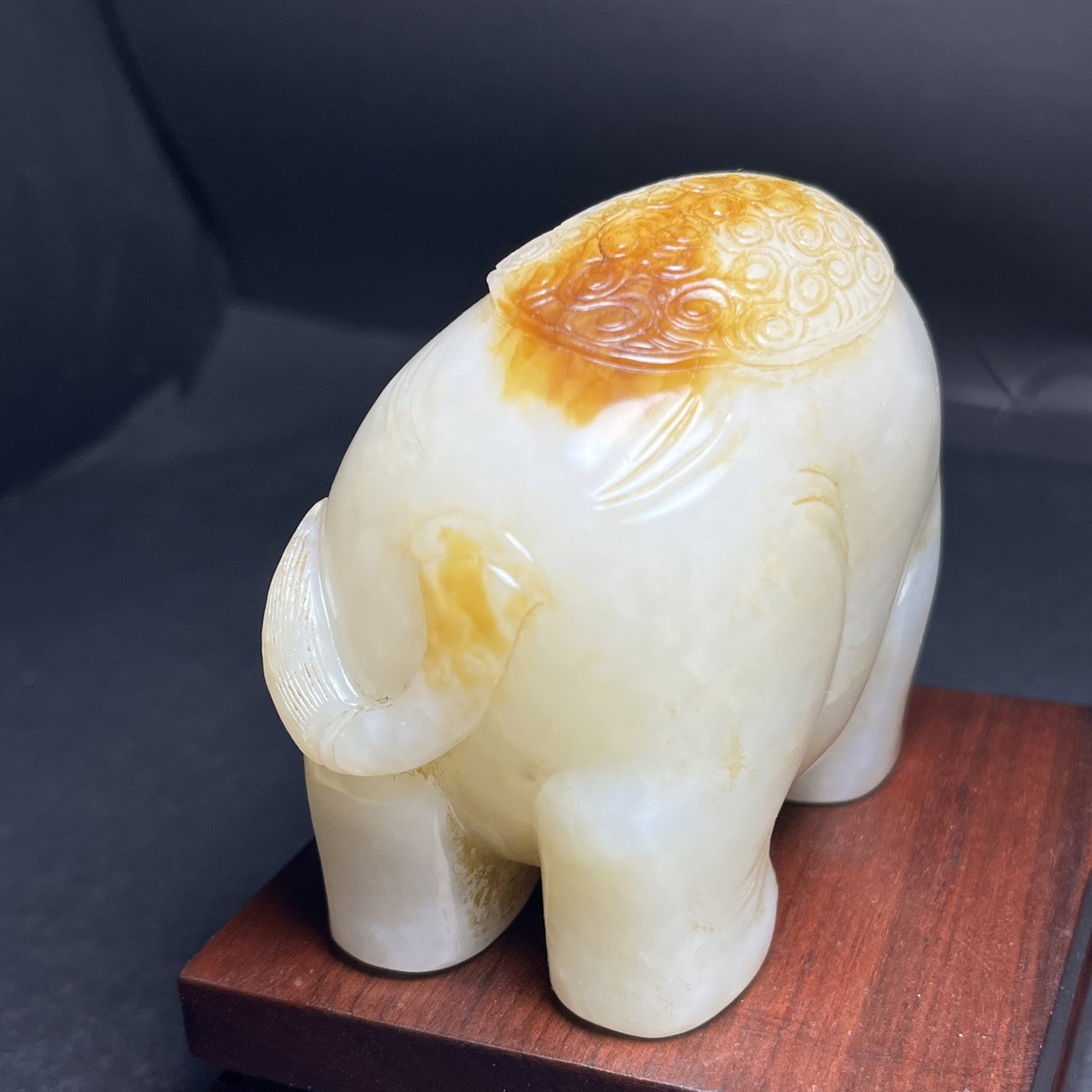 An Exquisite White Jade Elephant Hand Piece - 6