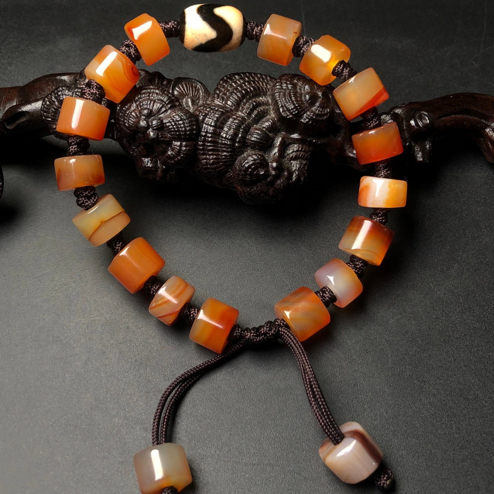 An Exquisite Agate Necklace: Estimated Value:300-600 An Exquisite Agate Necklace,Size:6mmx11mm,11mmx8mm 玛瑙项链