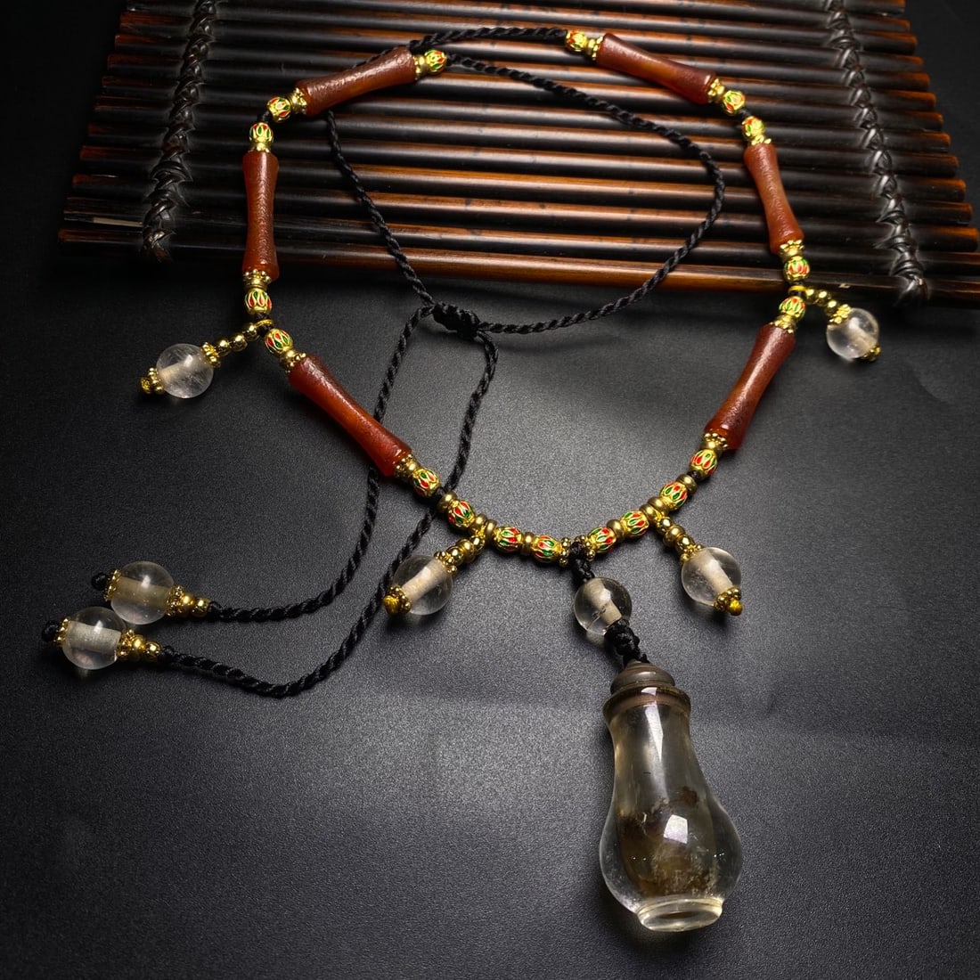 An Exquisite Agate Crystal Necklace: Estimated Value:600-1200 An Exquisite Agate Crystal Necklace,Size:47mmx23mm 玛瑙水晶项链