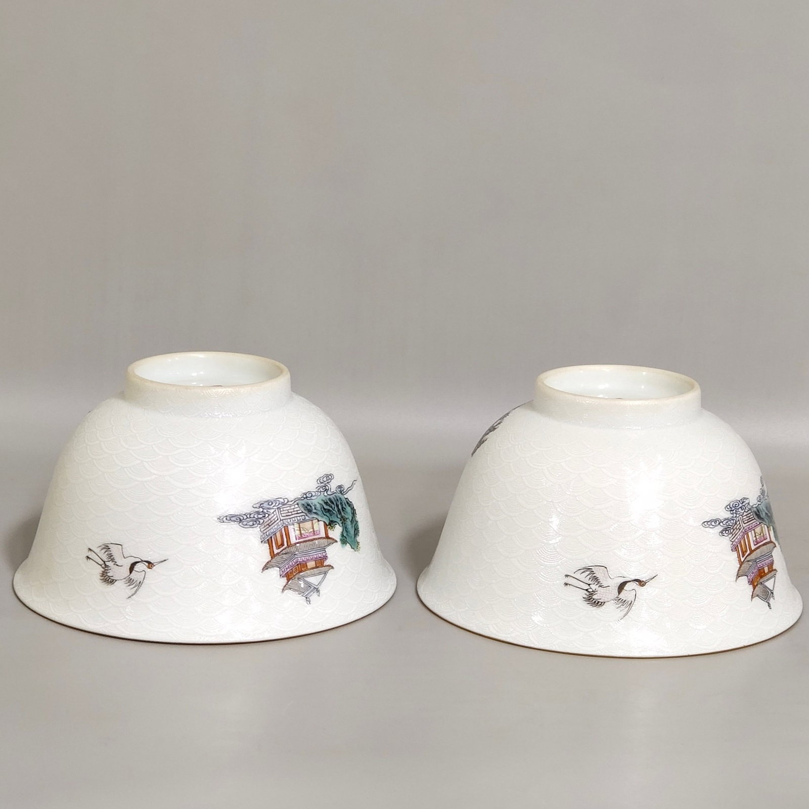 A Pair of Exquisite Famille-Rose Painted Gold Seawater Figure Pattern Bowls - 4