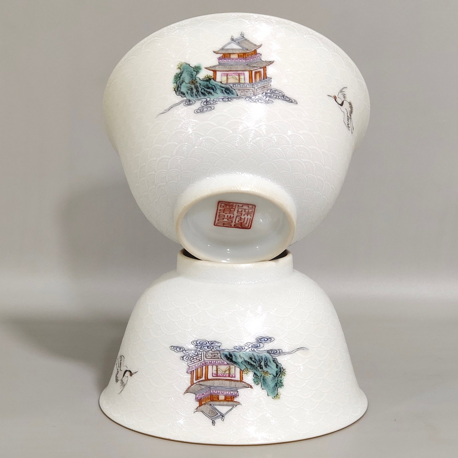 A Pair of Exquisite Famille-Rose Painted Gold Seawater Figure Pattern Bowls - 7