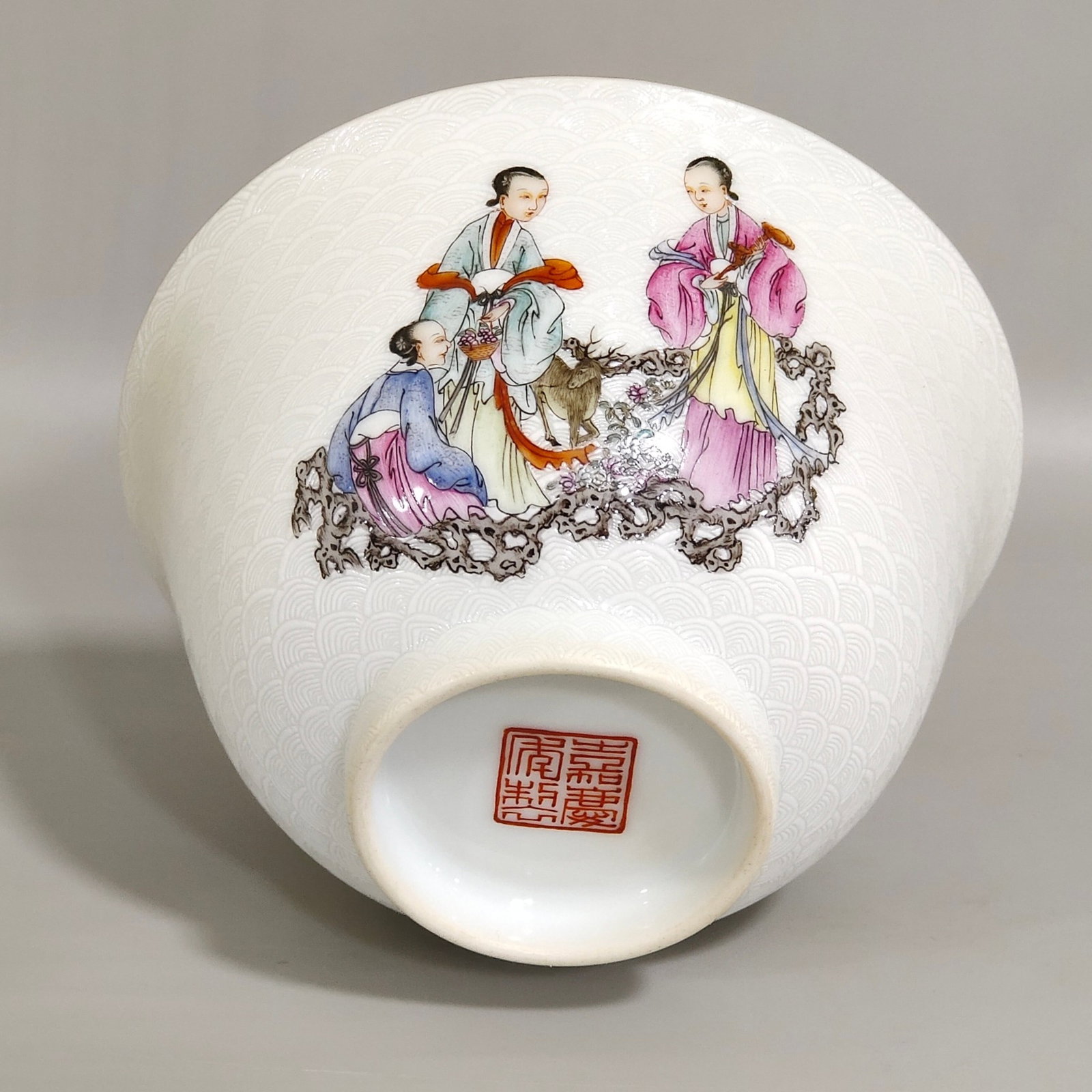 A Pair of Exquisite Famille-Rose Painted Gold Seawater Figure Pattern Bowls - 8