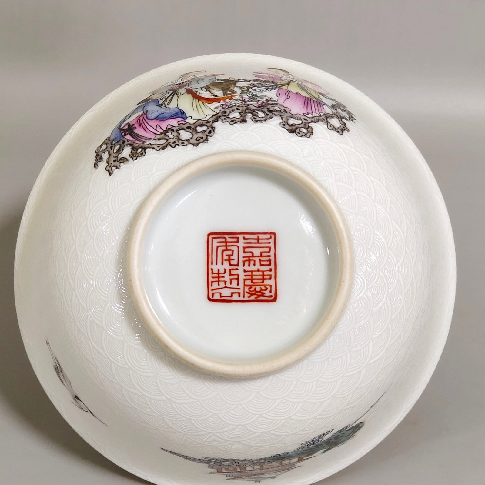 A Pair of Exquisite Famille-Rose Painted Gold Seawater Figure Pattern Bowls - 9