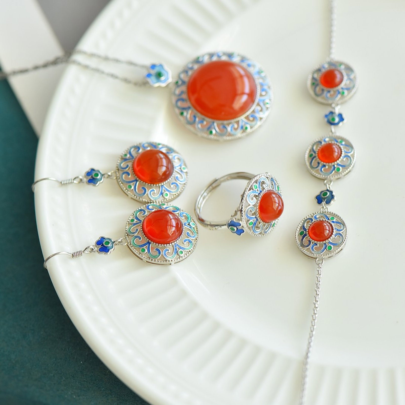 A Set of Fine Sterling Silver Inlaid Agate Jewelrys: Estimated Value:800-1600 A Set of Fine Sterling Silver Inlaid Agate Jewelrys 一套纯银镶玛瑙首饰