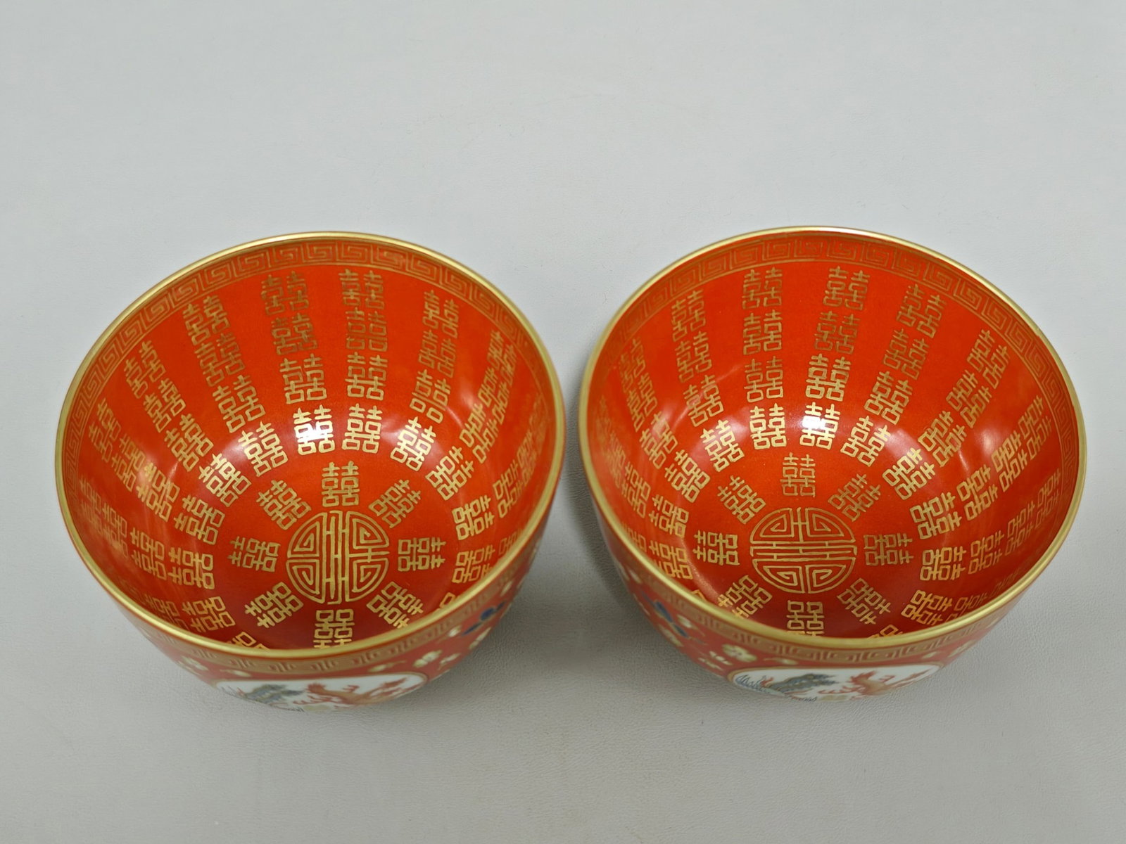 A Pair of Exquisite Famille-Rose Iron-Red Painted Gold Xi-Character Dragon and Phoenix Pattern Bo... - 2
