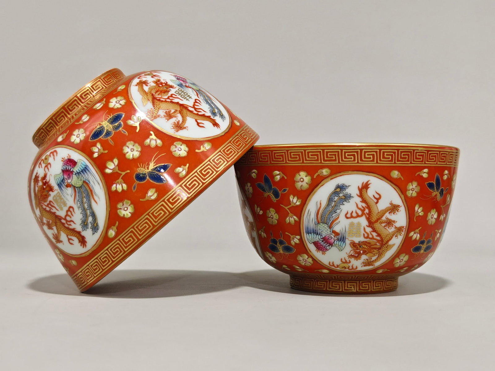A Pair of Exquisite Famille-Rose Iron-Red Painted Gold Xi-Character Dragon and Phoenix Pattern Bo... - 3