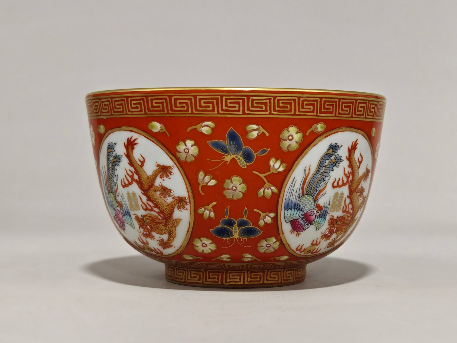 A Pair of Exquisite Famille-Rose Iron-Red Painted Gold Xi-Character Dragon and Phoenix Pattern Bo... - 4