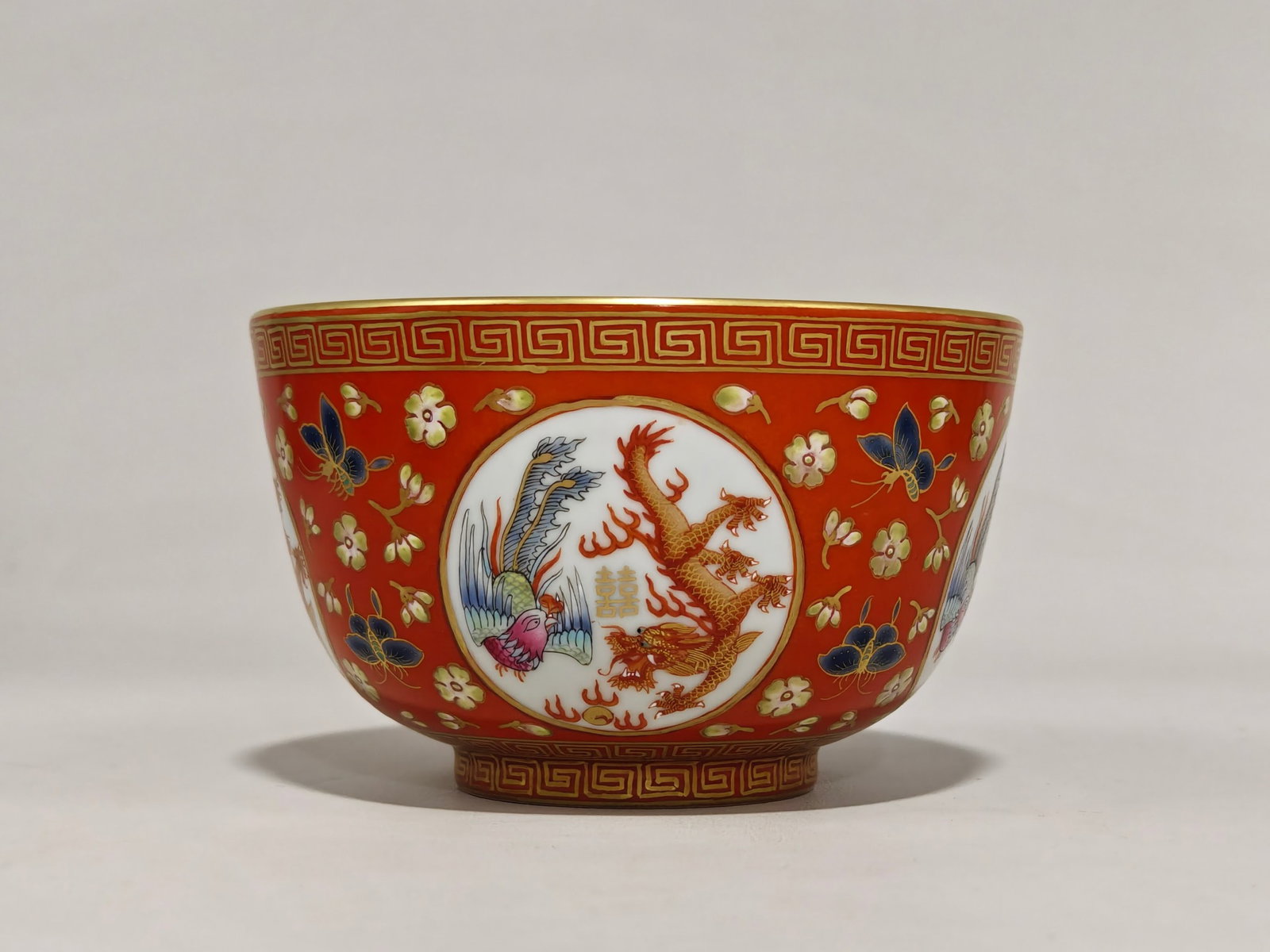 A Pair of Exquisite Famille-Rose Iron-Red Painted Gold Xi-Character Dragon and Phoenix Pattern Bo... - 5