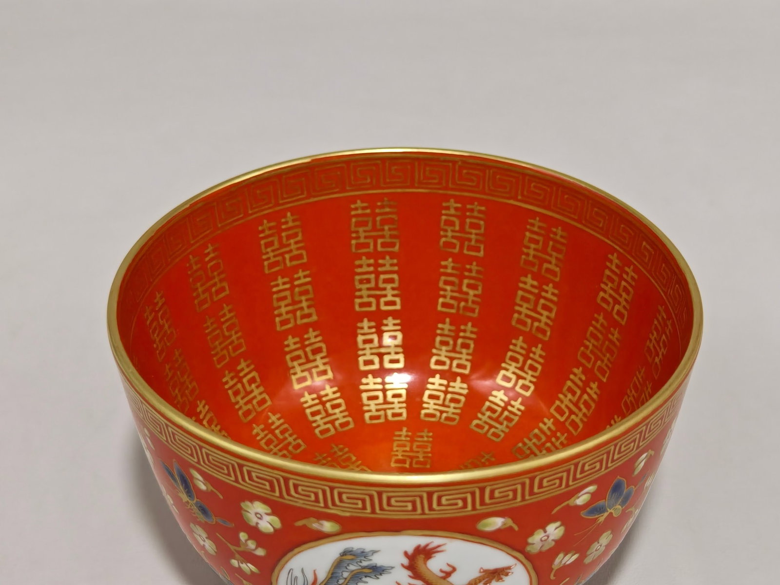 A Pair of Exquisite Famille-Rose Iron-Red Painted Gold Xi-Character Dragon and Phoenix Pattern Bo... - 6