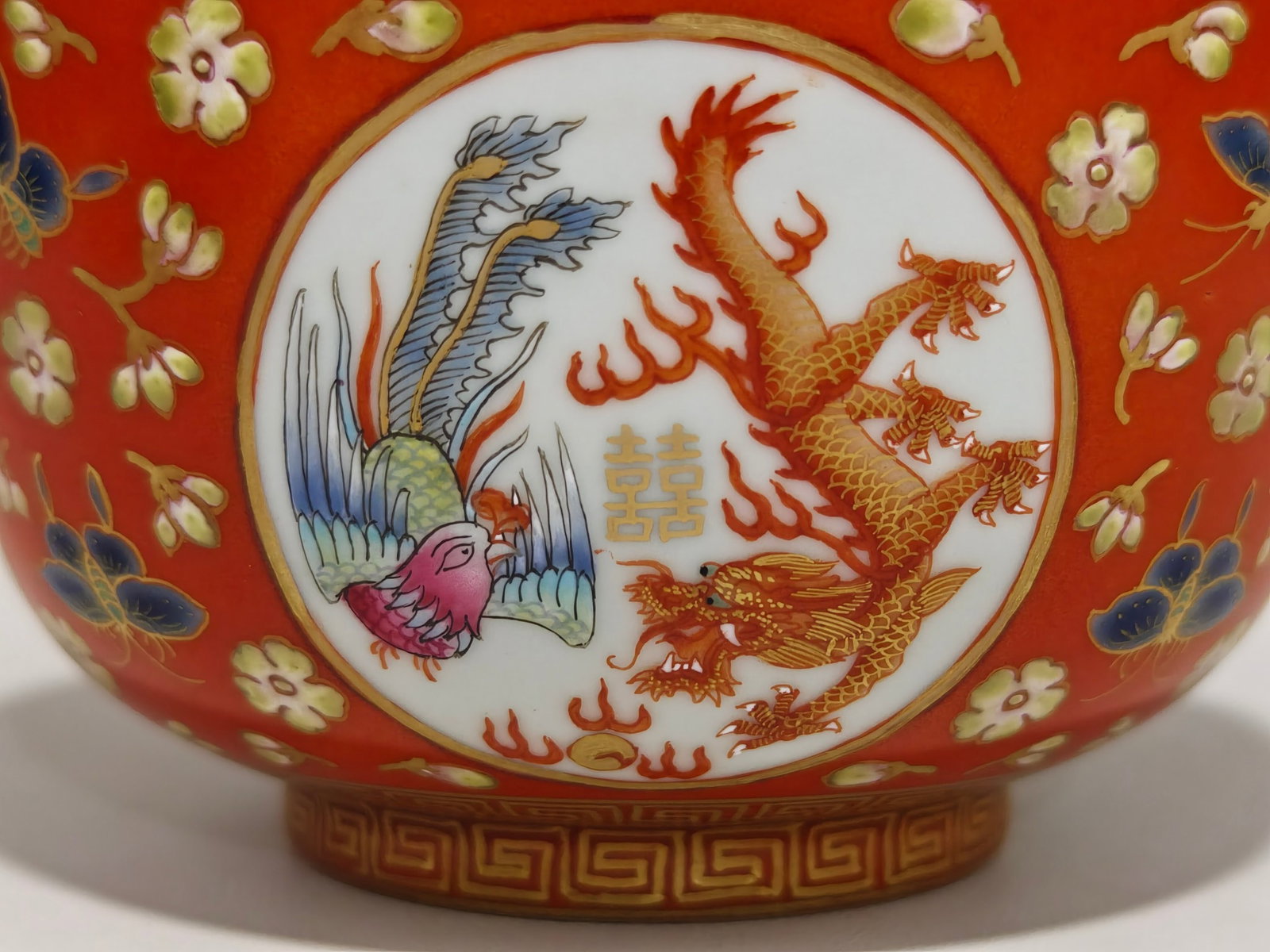 A Pair of Exquisite Famille-Rose Iron-Red Painted Gold Xi-Character Dragon and Phoenix Pattern Bo... - 7