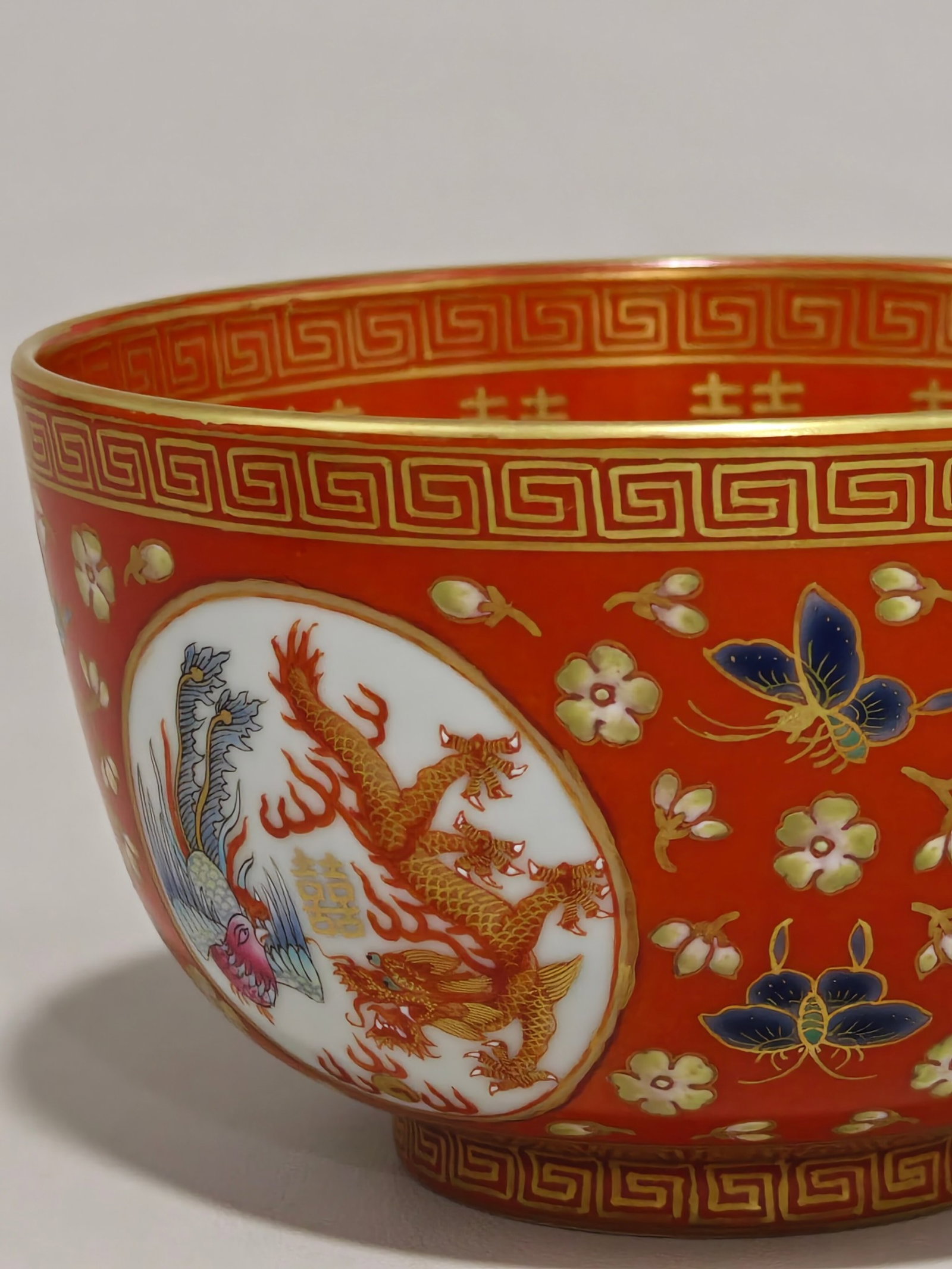 A Pair of Exquisite Famille-Rose Iron-Red Painted Gold Xi-Character Dragon and Phoenix Pattern Bo... - 8