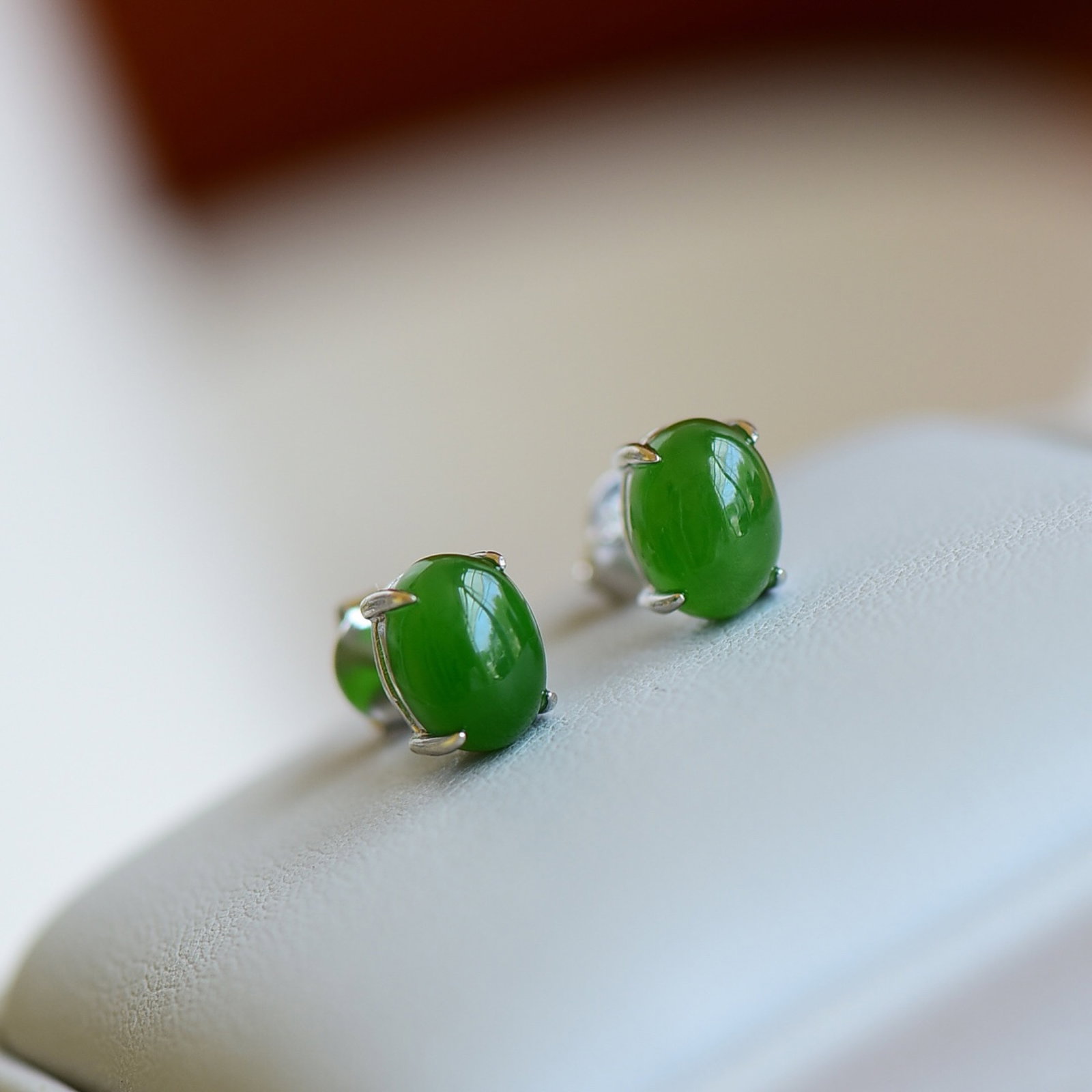 A Pair of Exquisite Sterling Silver Inlaid Jasper Earrings - 4