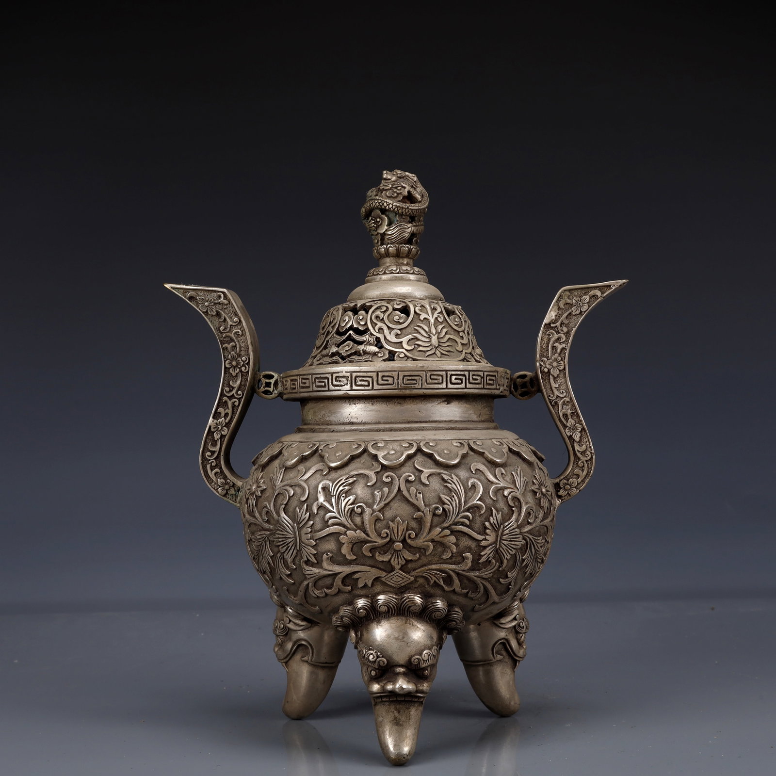 An Exquisite Silver-Plated Bronze Flower Pattern Double-Ears and Tripod Censer: Estimated Value:1800-3600 An Exquisite Silver-Plated Bronze Flower Pattern Double-Ears and Tripod Censer,Qing Dynasty, China,Qianlong Four-character Mark,Size:7.9inx5.1inx9.8in,Weight:1600g 铜&#