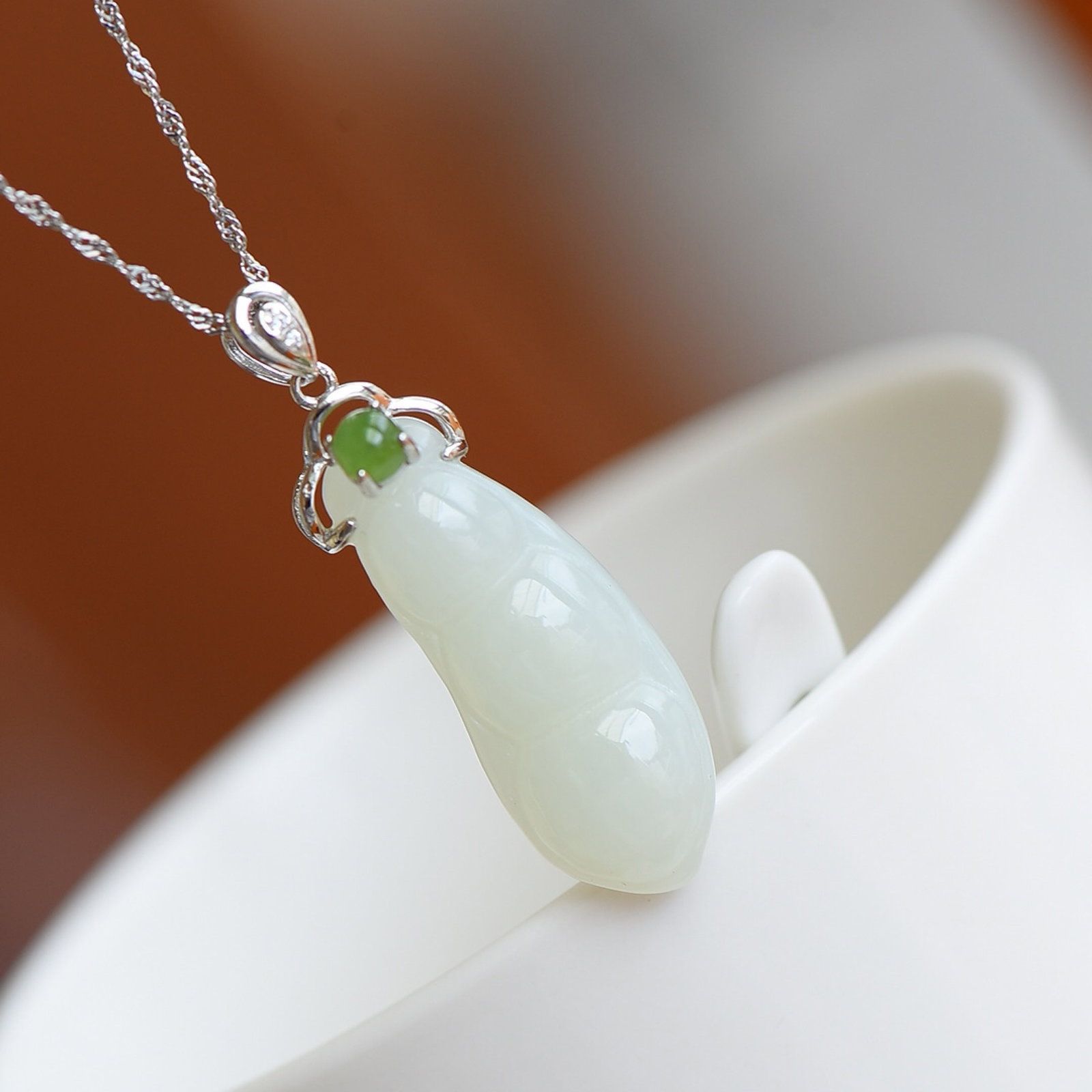 An Exquisite Sterling Silver Inlaid White Jade Pendant,Inlaid Jasper: Estimated Value:200-400 An Exquisite Sterling Silver Inlaid White Jade Pendant,Inlaid Jasper,Size:13mmx33mm 纯银镶白玉吊坠,嵌碧玉