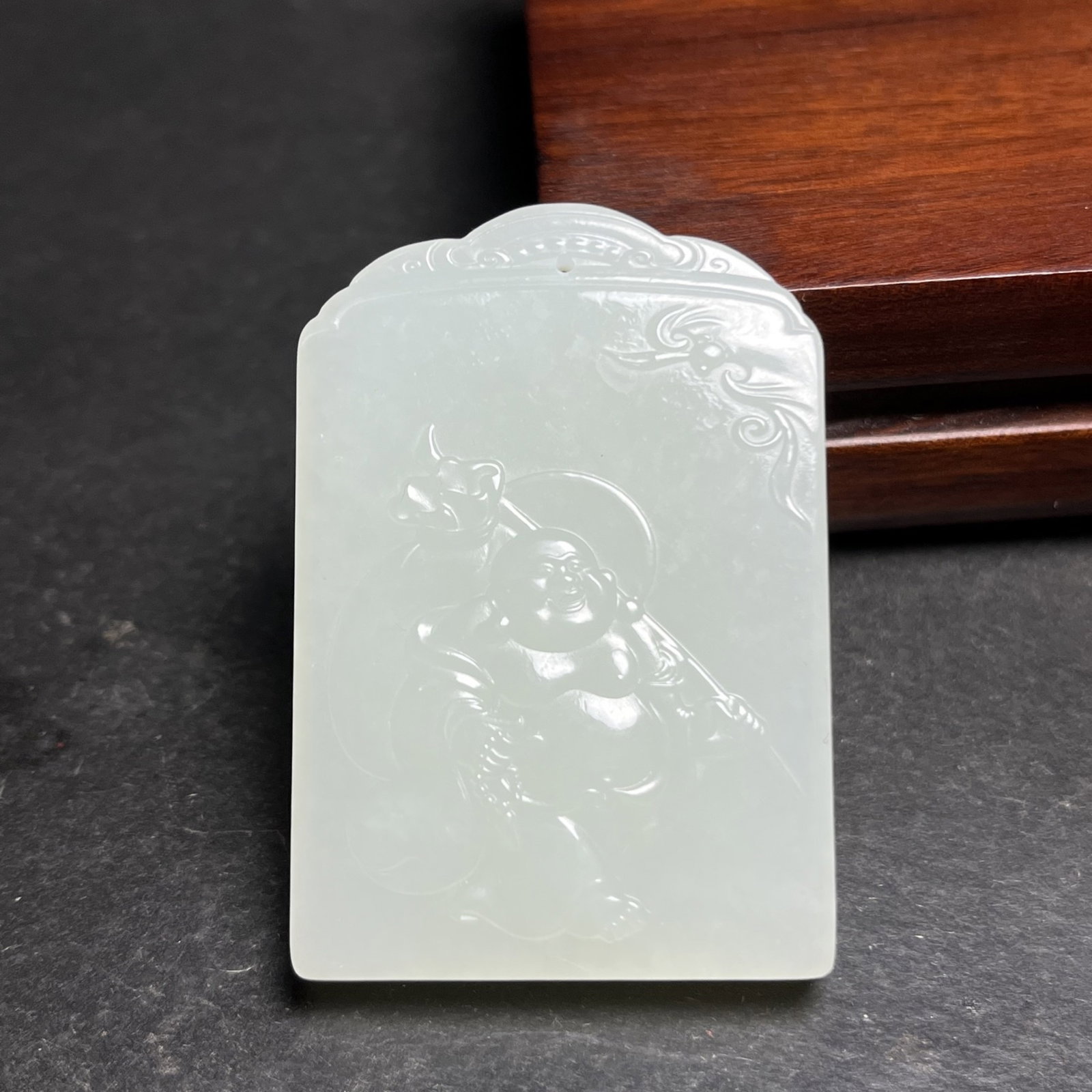An Exquisite White Jade Statue of Maitreya Buddha Pattern Pendant: Estimated Value:680-1360 An Exquisite White Jade Statue of Maitreya Buddha Pattern Pendant,Qing Dynasty,China,Size:36mmx9mmx52mm,Weight:38g 白玉弥勒佛像纹