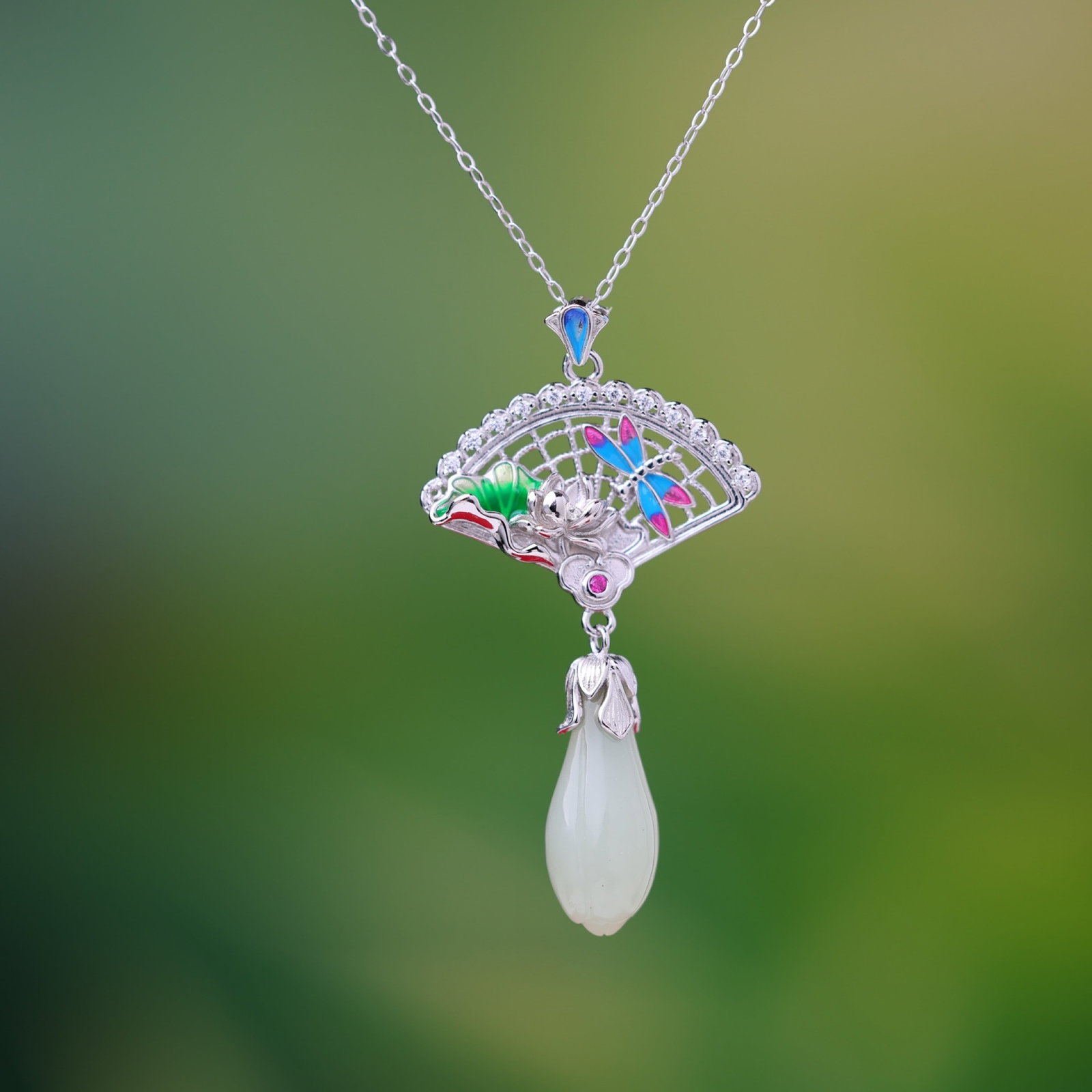 An Exquisite Sterling Silver Inlaid White Jade Pendant,Inlaid Diamond: Estimated Value:300-600 An Exquisite Sterling Silver Inlaid White Jade Pendant,Inlaid Diamond,Size:9mmx21mm 纯银镶白玉吊坠，嵌钻石