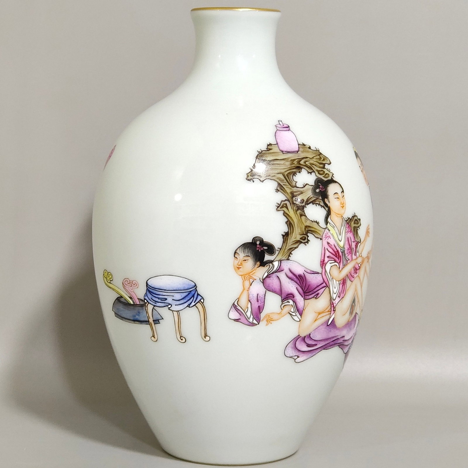 An Exquisite Famille-Rose Painted Gold Character and Story Pattern Vase,With Poem - 2