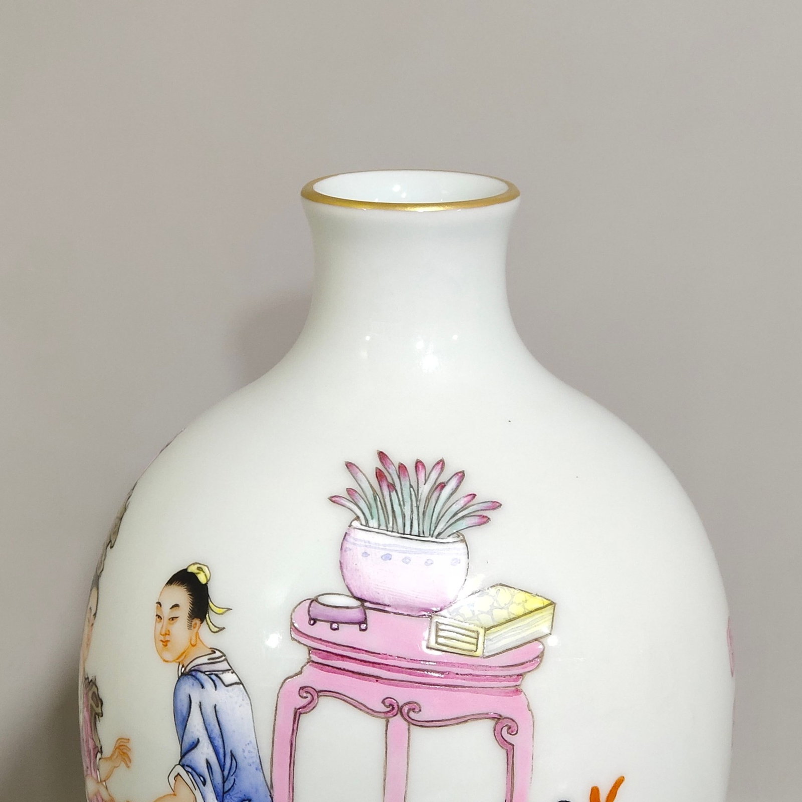 An Exquisite Famille-Rose Painted Gold Character and Story Pattern Vase,With Poem - 4