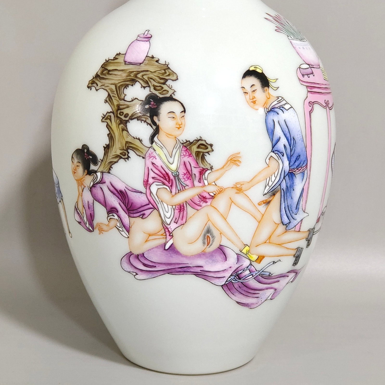 An Exquisite Famille-Rose Painted Gold Character and Story Pattern Vase,With Poem - 5