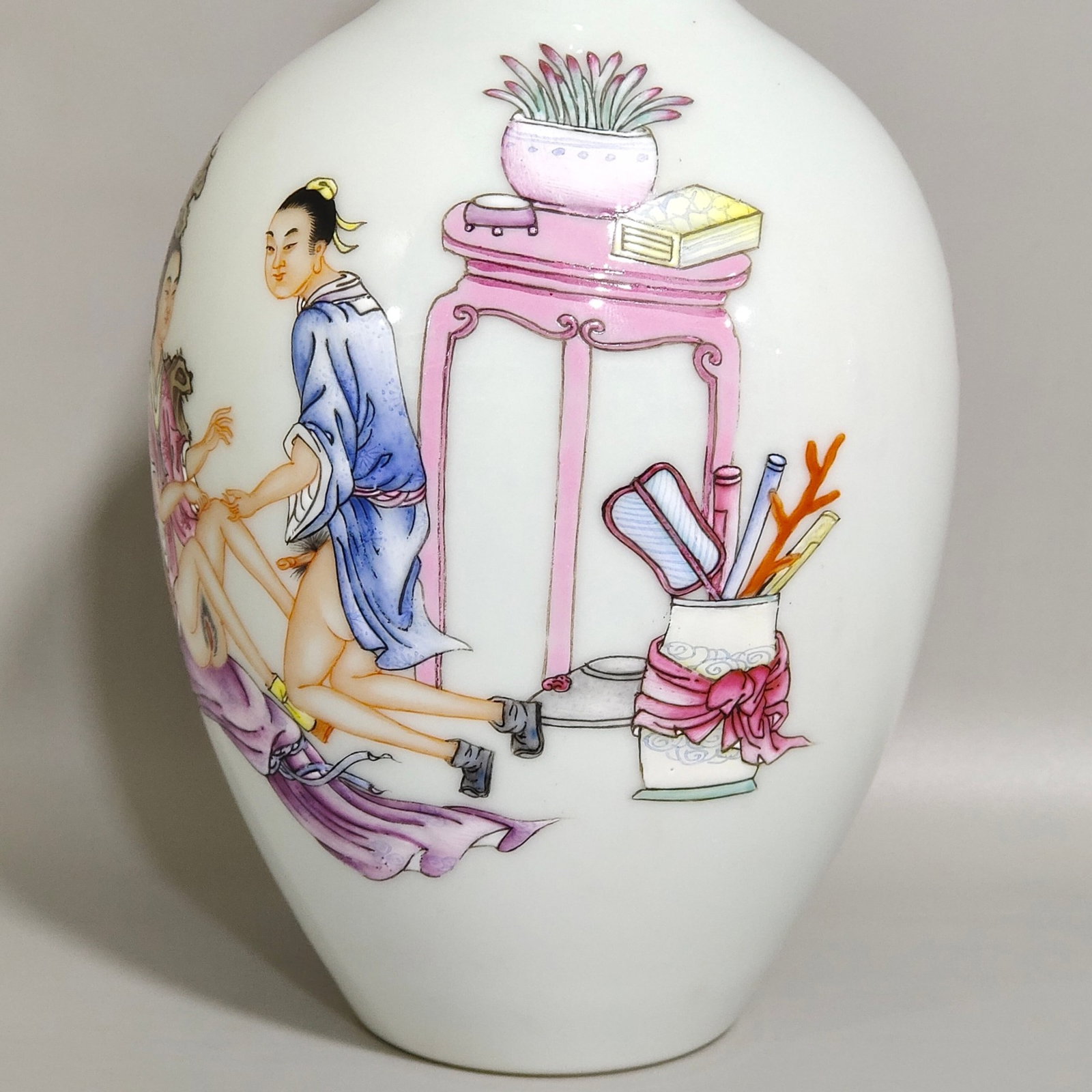 An Exquisite Famille-Rose Painted Gold Character and Story Pattern Vase,With Poem - 7