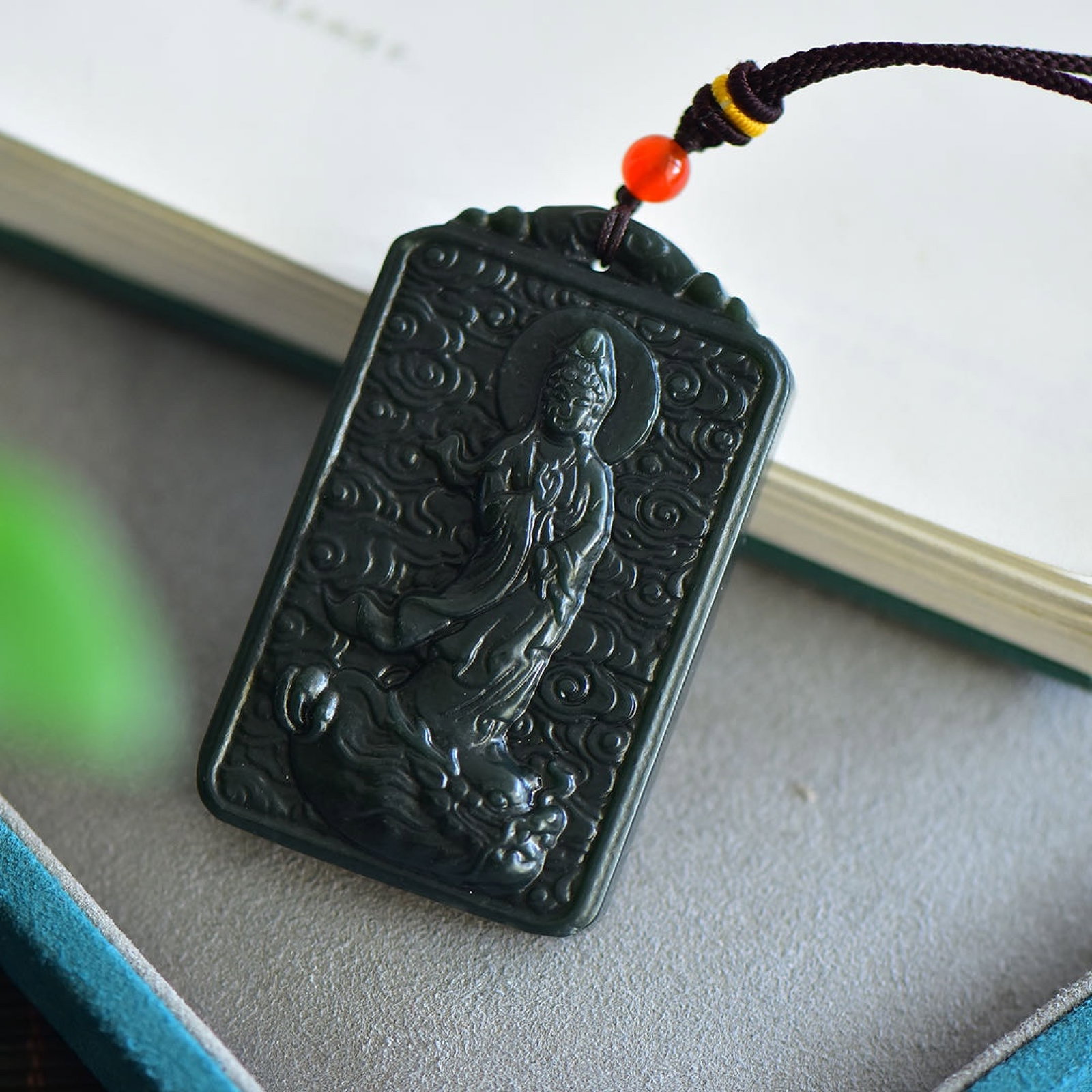 An Exquisite Sapphire Auspicious Cloud and Avalokitesvara Pattern Pendant - 4