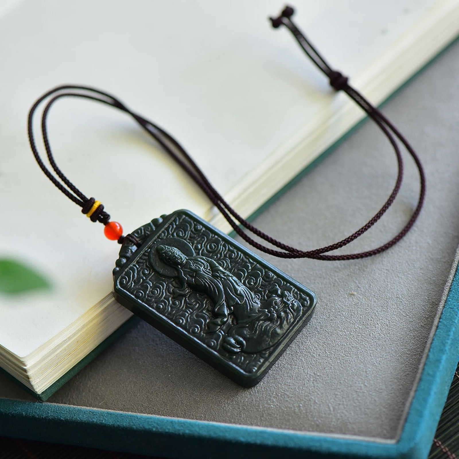 An Exquisite Sapphire Auspicious Cloud and Avalokitesvara Pattern Pendant - 5