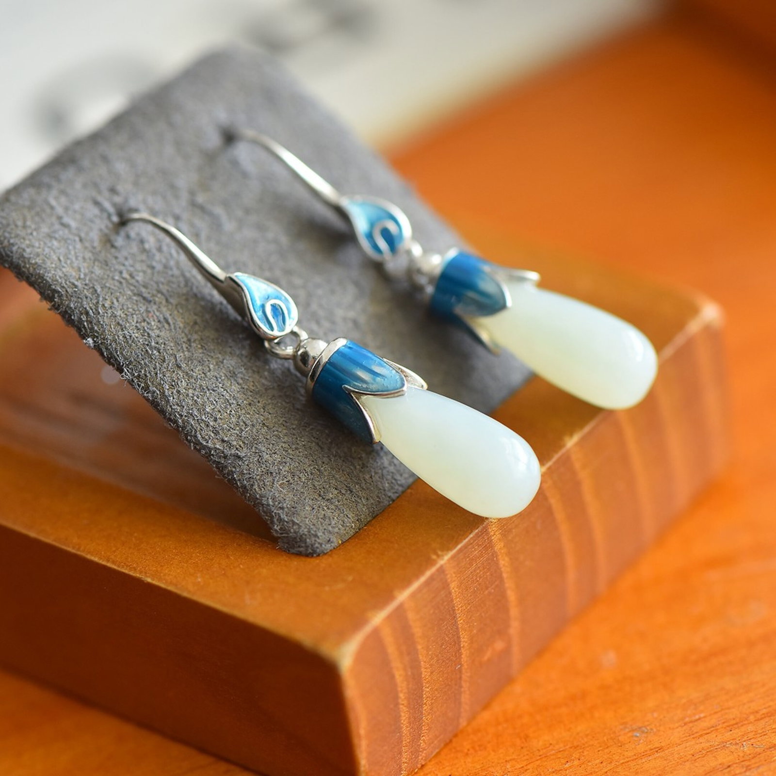 A Pair of Exquisite Sterling Silver Inlaid White Jade Enamel Earrings - 3