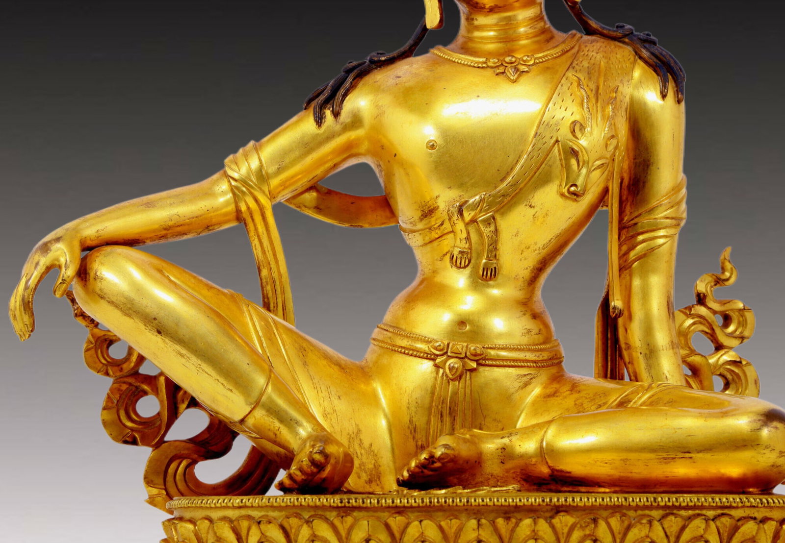 A solemn gilt bronze statue of Guanyin - 3