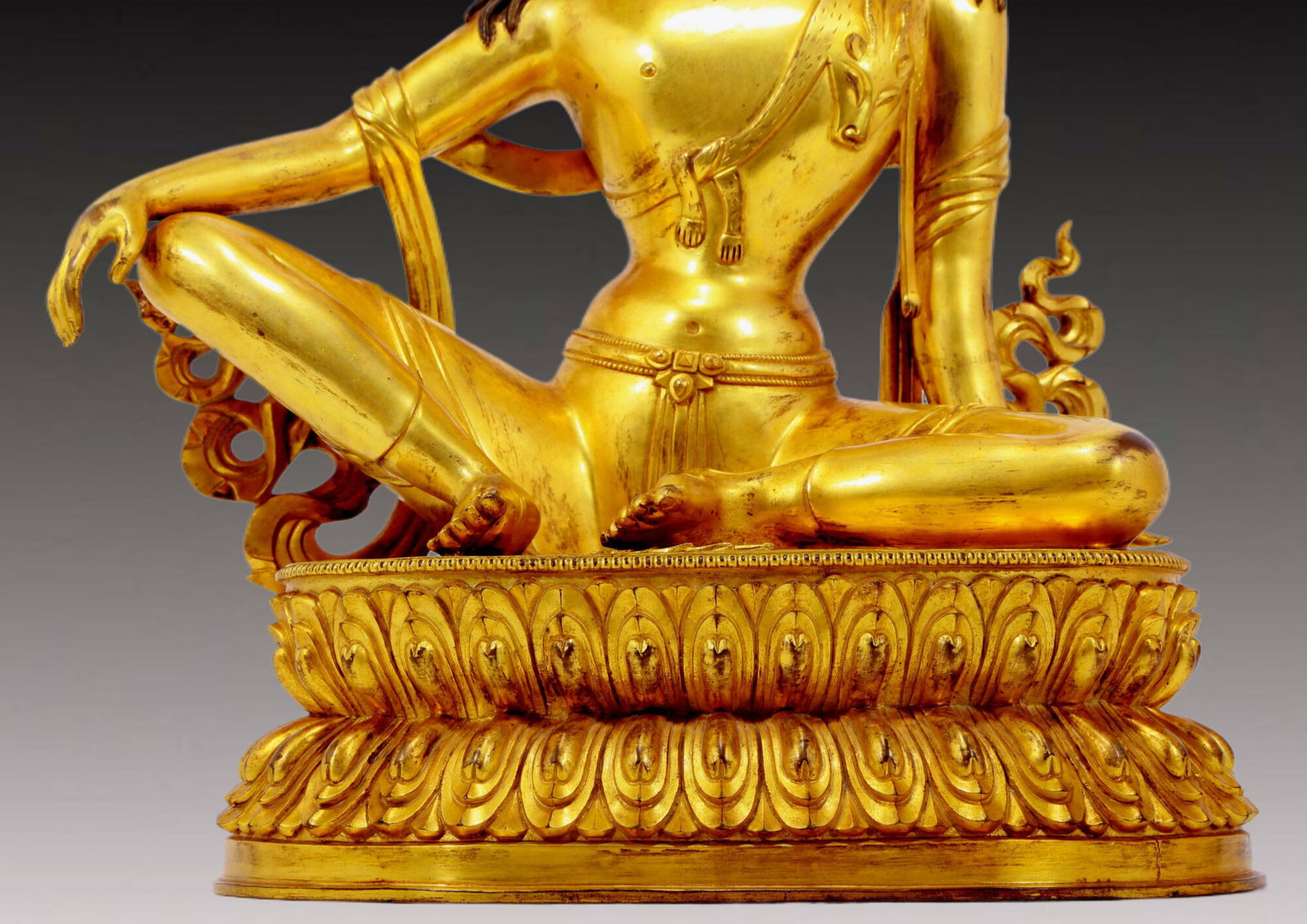 A solemn gilt bronze statue of Guanyin - 4