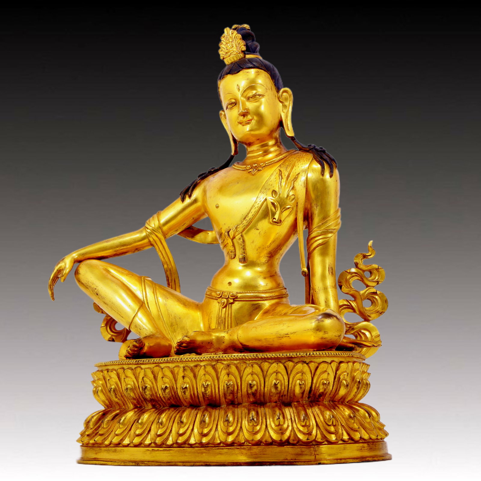 A solemn gilt bronze statue of Guanyin - 5