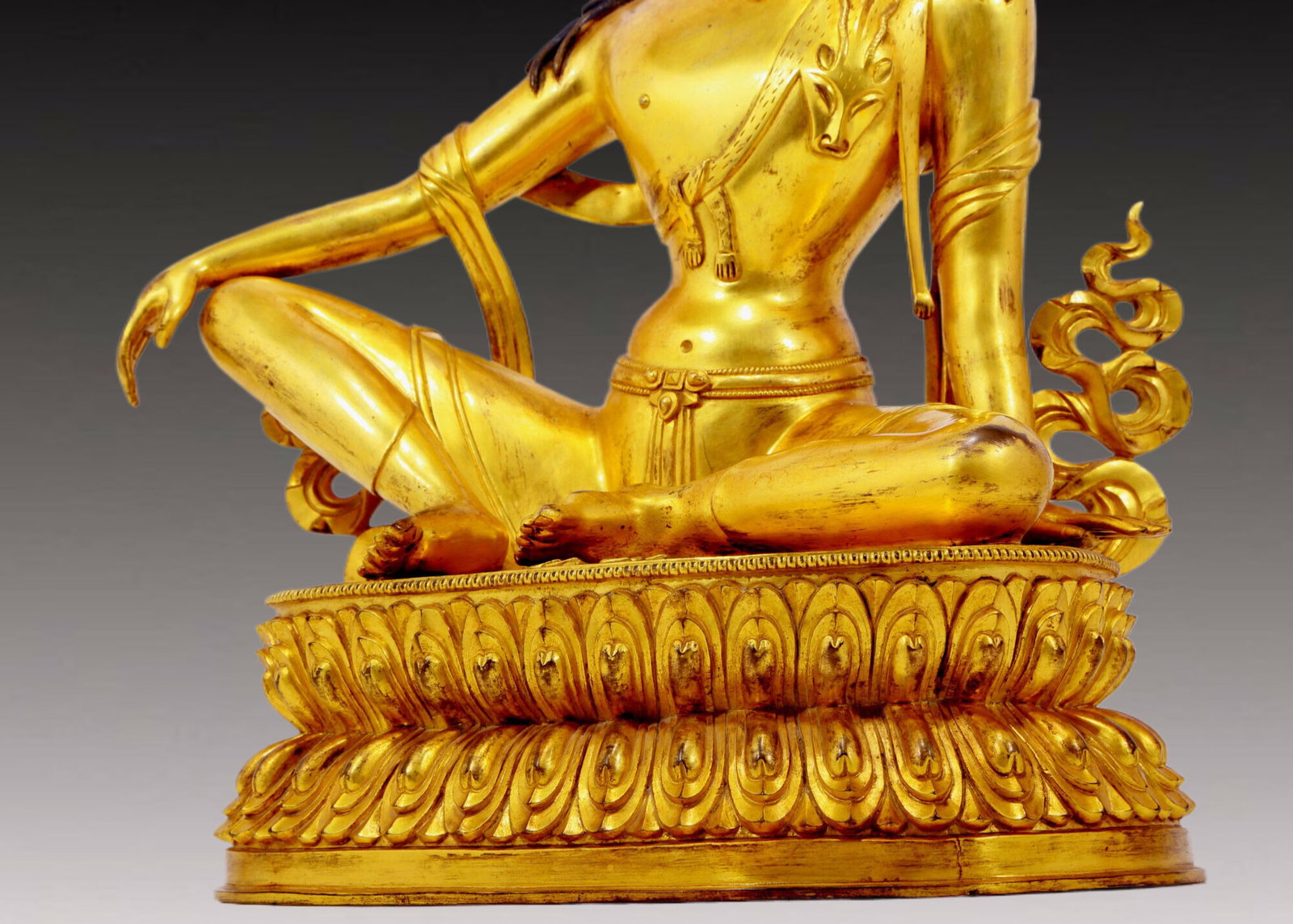 A solemn gilt bronze statue of Guanyin - 7